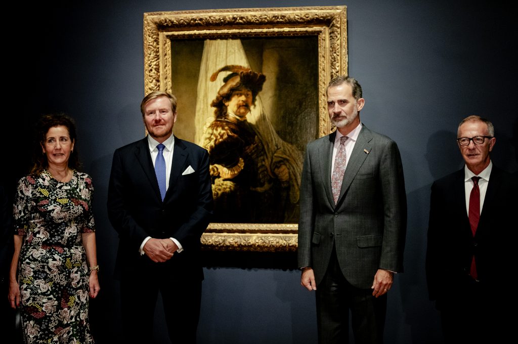 Koning Willem-Alexander en Koning Felipe VI bij 'De Vaandeldrager' tijdens een Rembrandt-tentoonstelling in het Rijksmuseum.