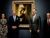 Koning Willem-Alexander en Koning Felipe VI bij 'De Vaandeldrager' tijdens een Rembrandt-tentoonstelling in het Rijksmuseum.