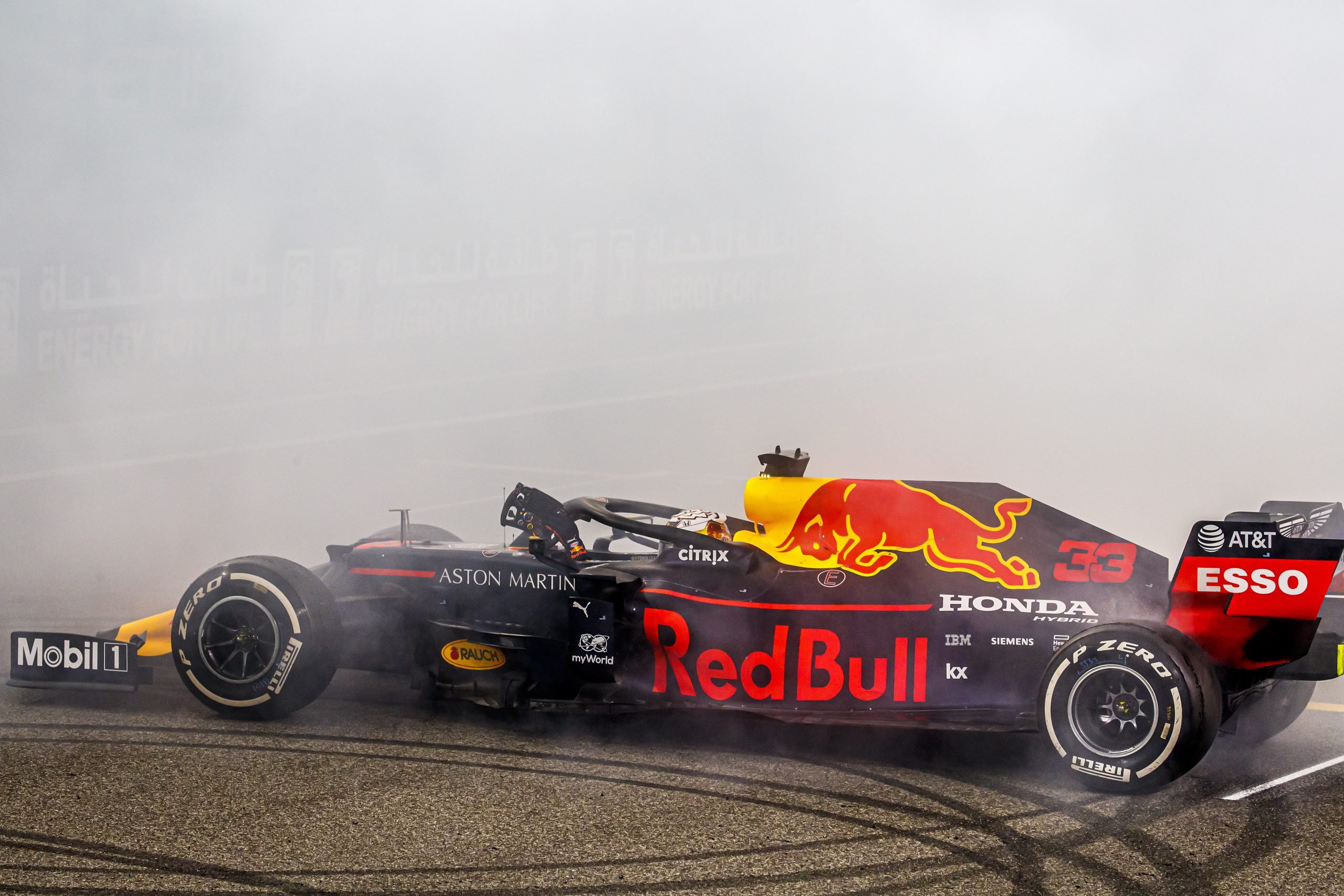 Max Verstappen viert het einde van het seizoen met wat burn-outs. Foto: EPA/Srdjan Suki