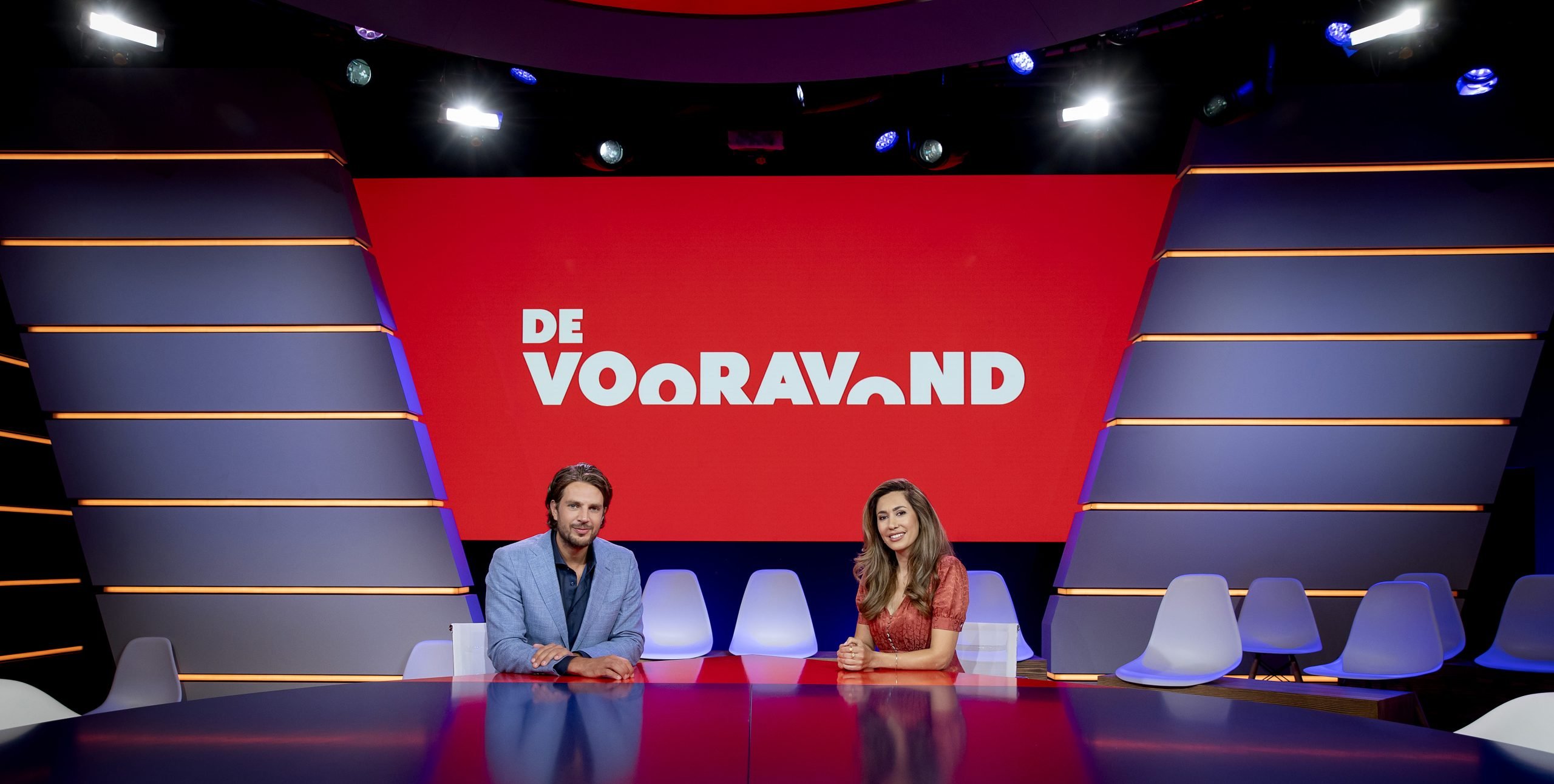 Presentatoren Renze Klamer en Fidan Ekiz van de inmiddels van de buis gehaalde talkshow De Vooravond. Foto: ANP/Koen van Weel