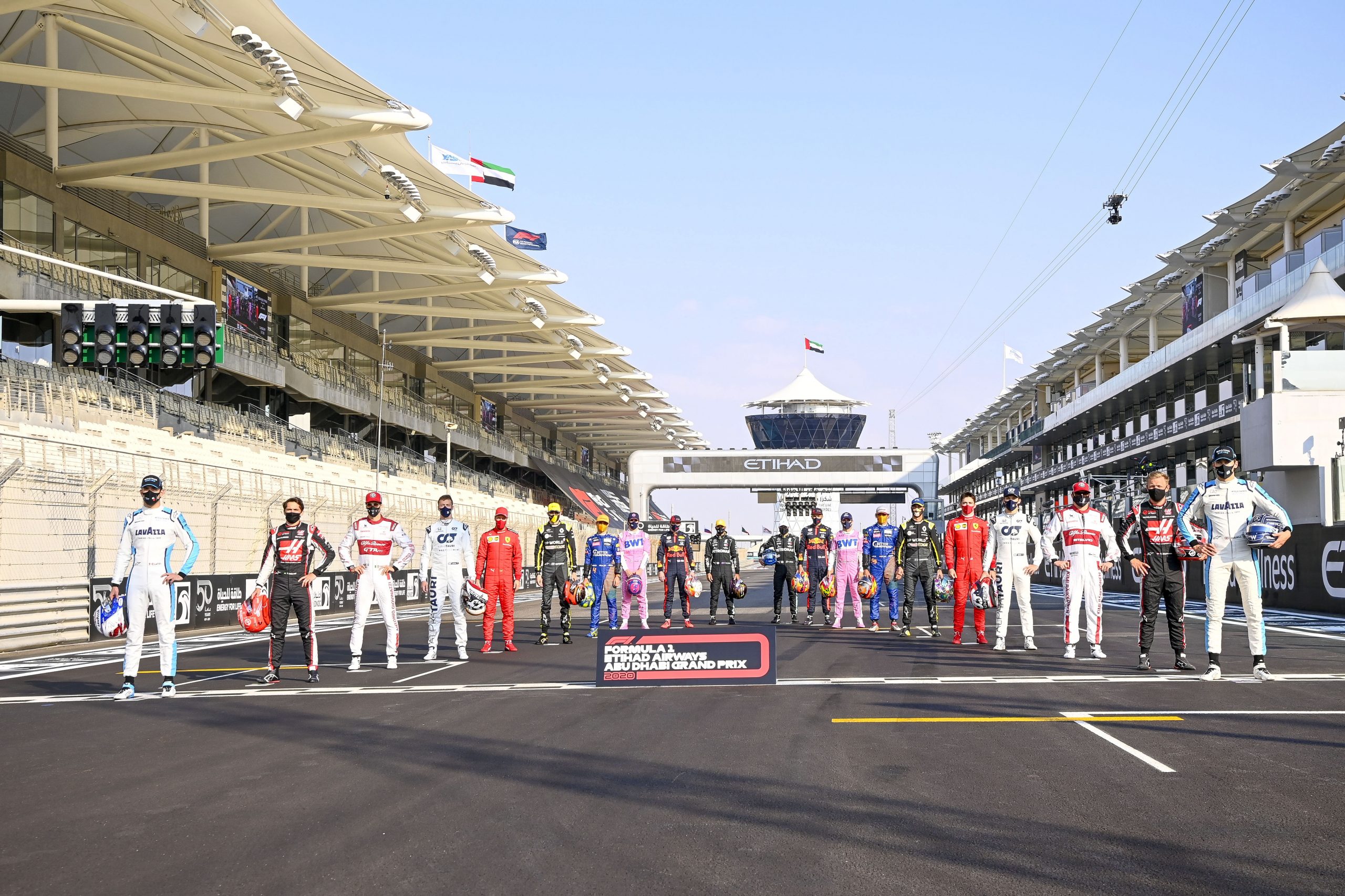Alle coureurs van 2020 op de startlijn van Abu Dhabi. Foto: EPA