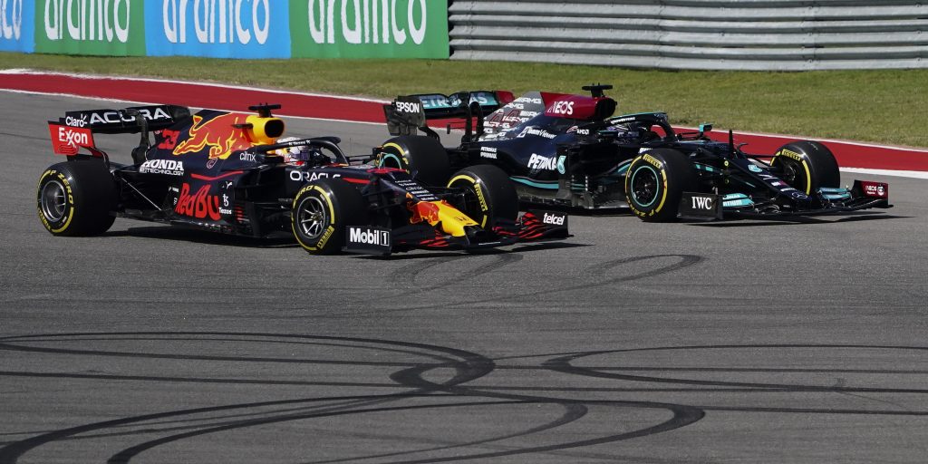 Max Verstappen en Lewis Hamilton vechten voor positie in de VS.