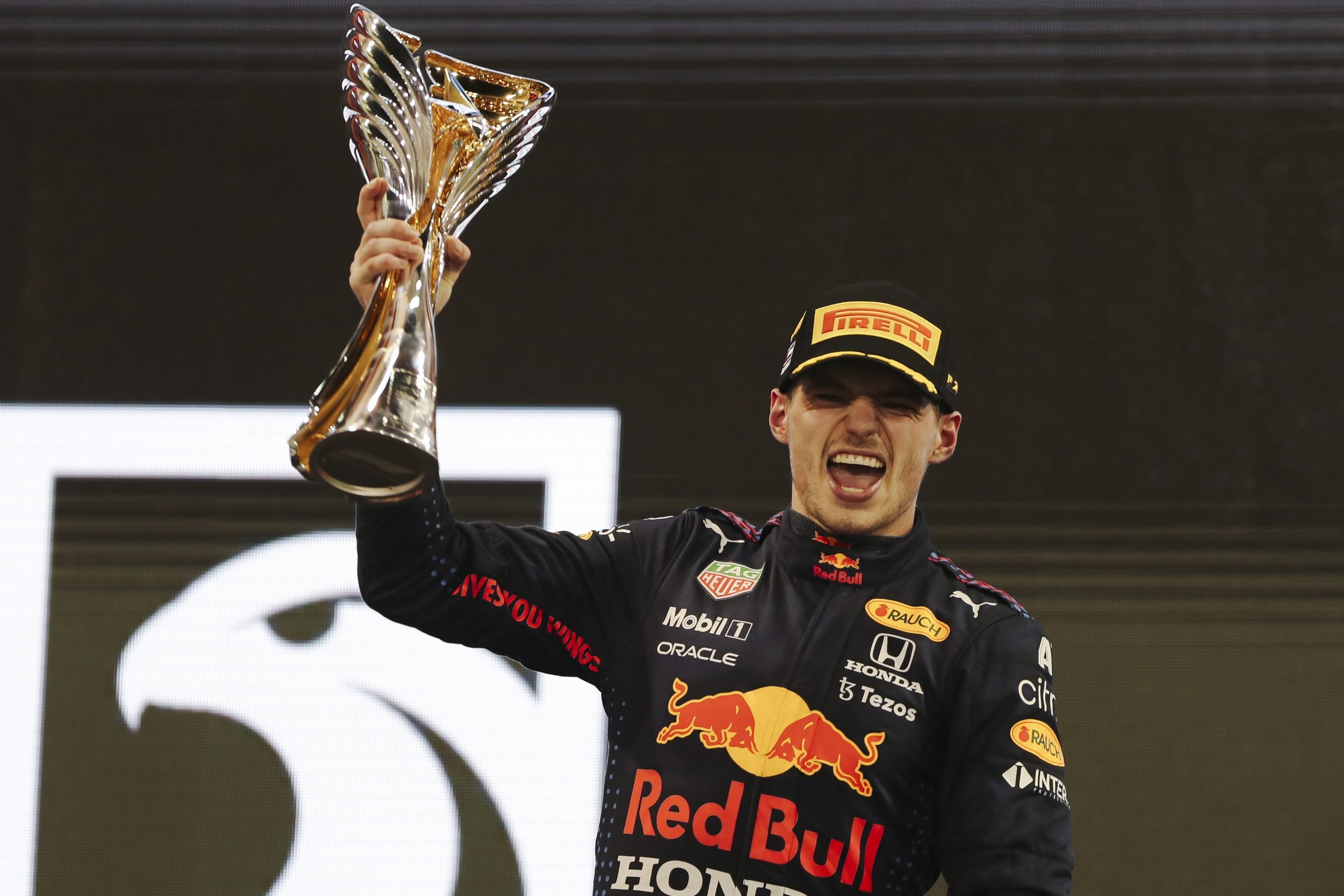 Max Verstappen viert zijn wereldtitel Formule 1 na de bloedstollende laatste race in Abu Dhabi. Foto: EPA/Kamran Jebreili 