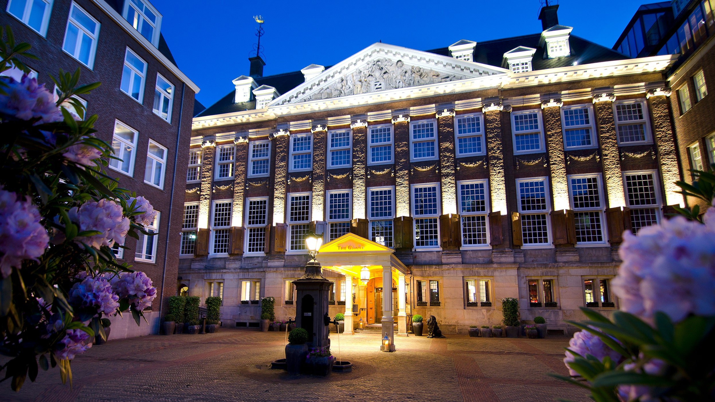 De ingang van The Grand. Foto: Sofitel Legend The Grand Amsterdam