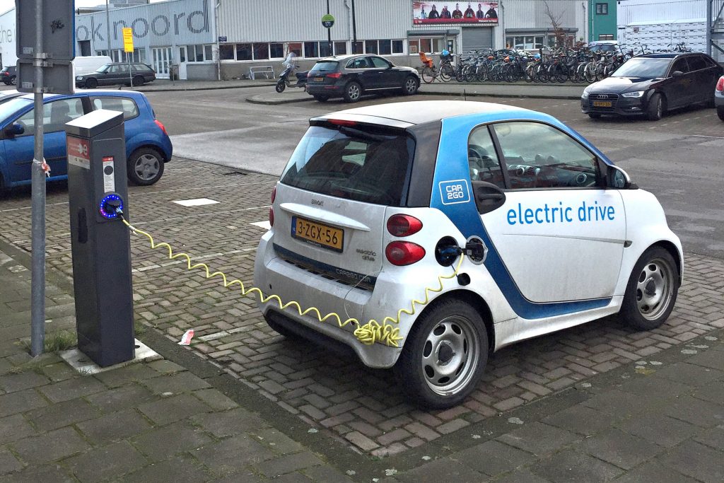 Een elektrische deelauto van Car2go.
