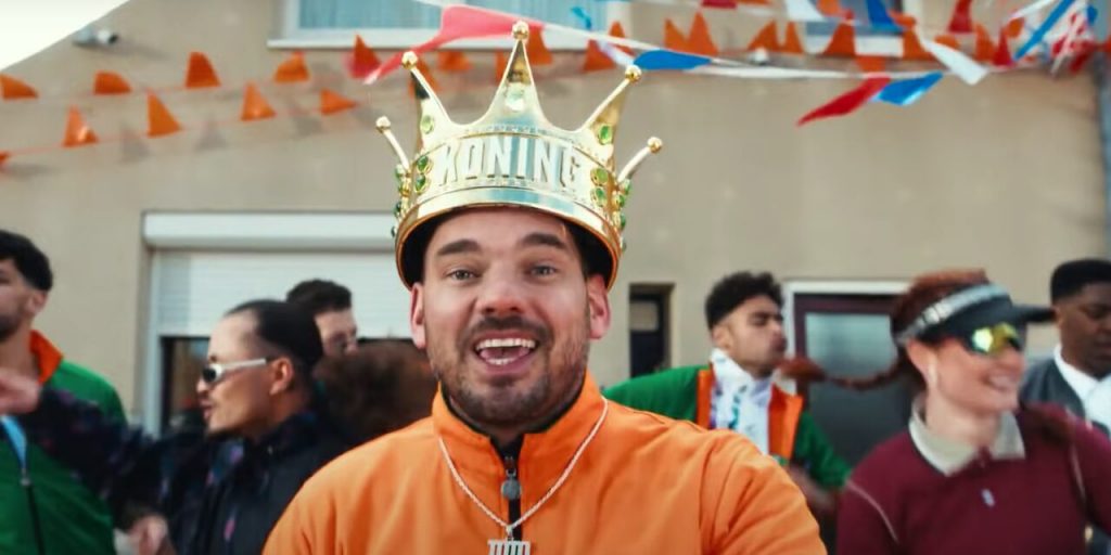 Oud-voetballer Wesley Sneijder prijst kansspelen aan als 'koning Toto'.