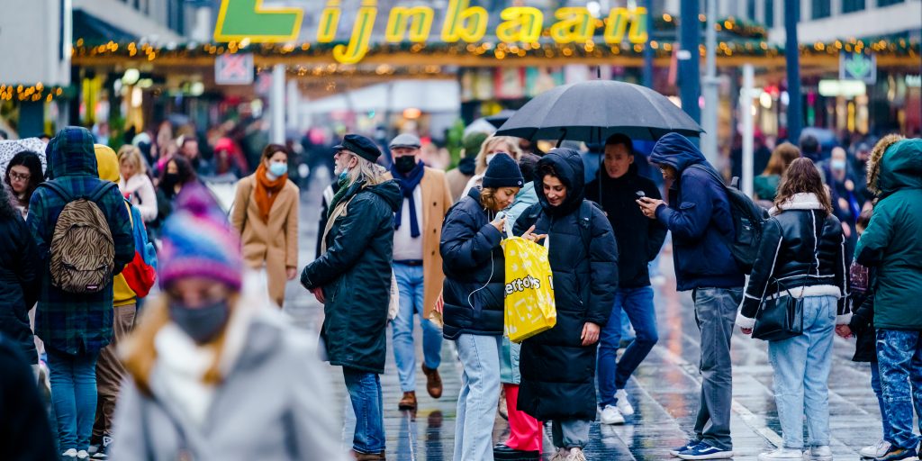 Winkelend publiek in het centrum van Rotterdam doet de laatste inkopen voor Sinterklaas.