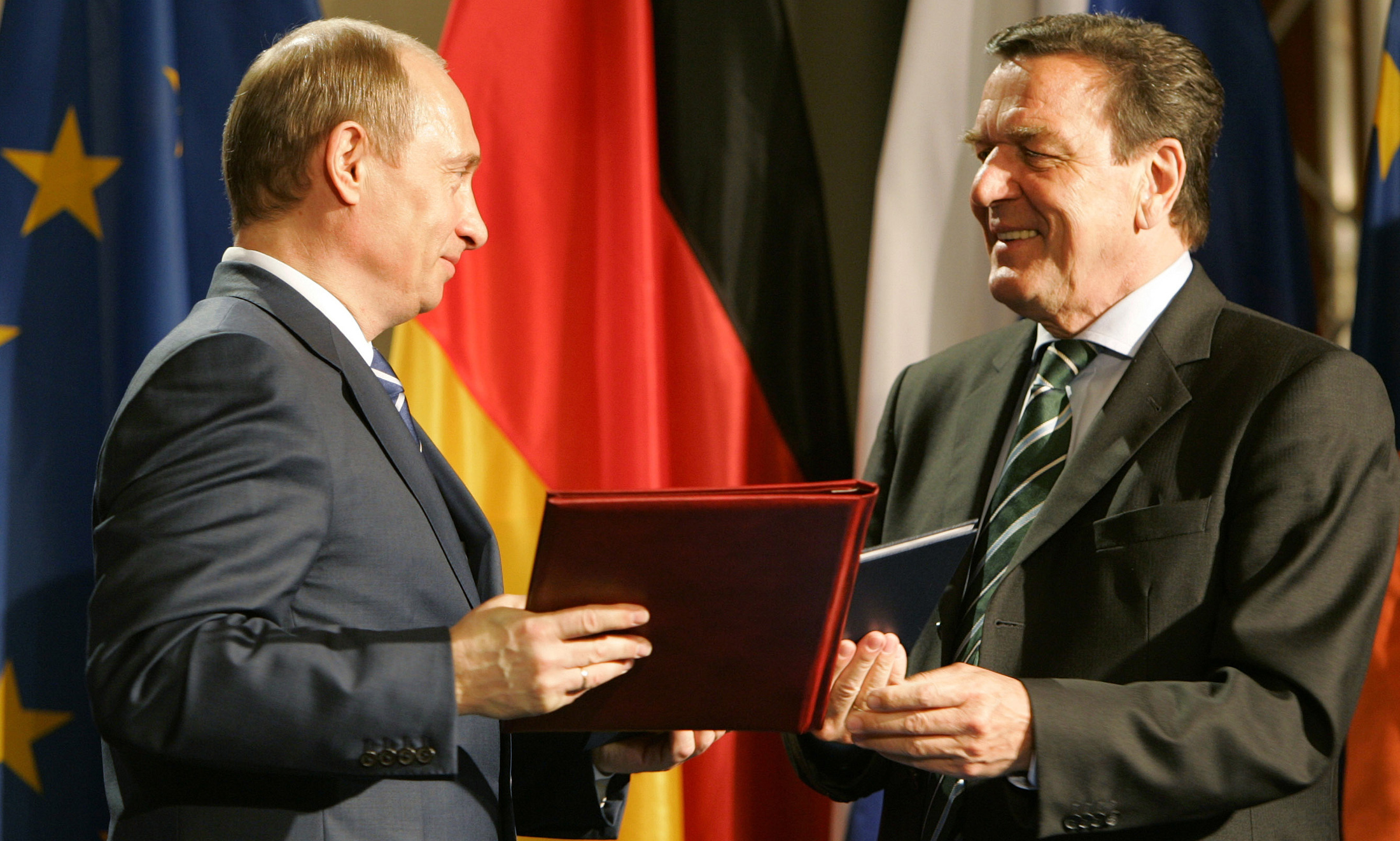Toenmalig bondskanselier Gerhard Schroder en de Russische president Poetin bij het sluiten van de overeenkomst over Nord Stream in 2005. Foto: Reuters