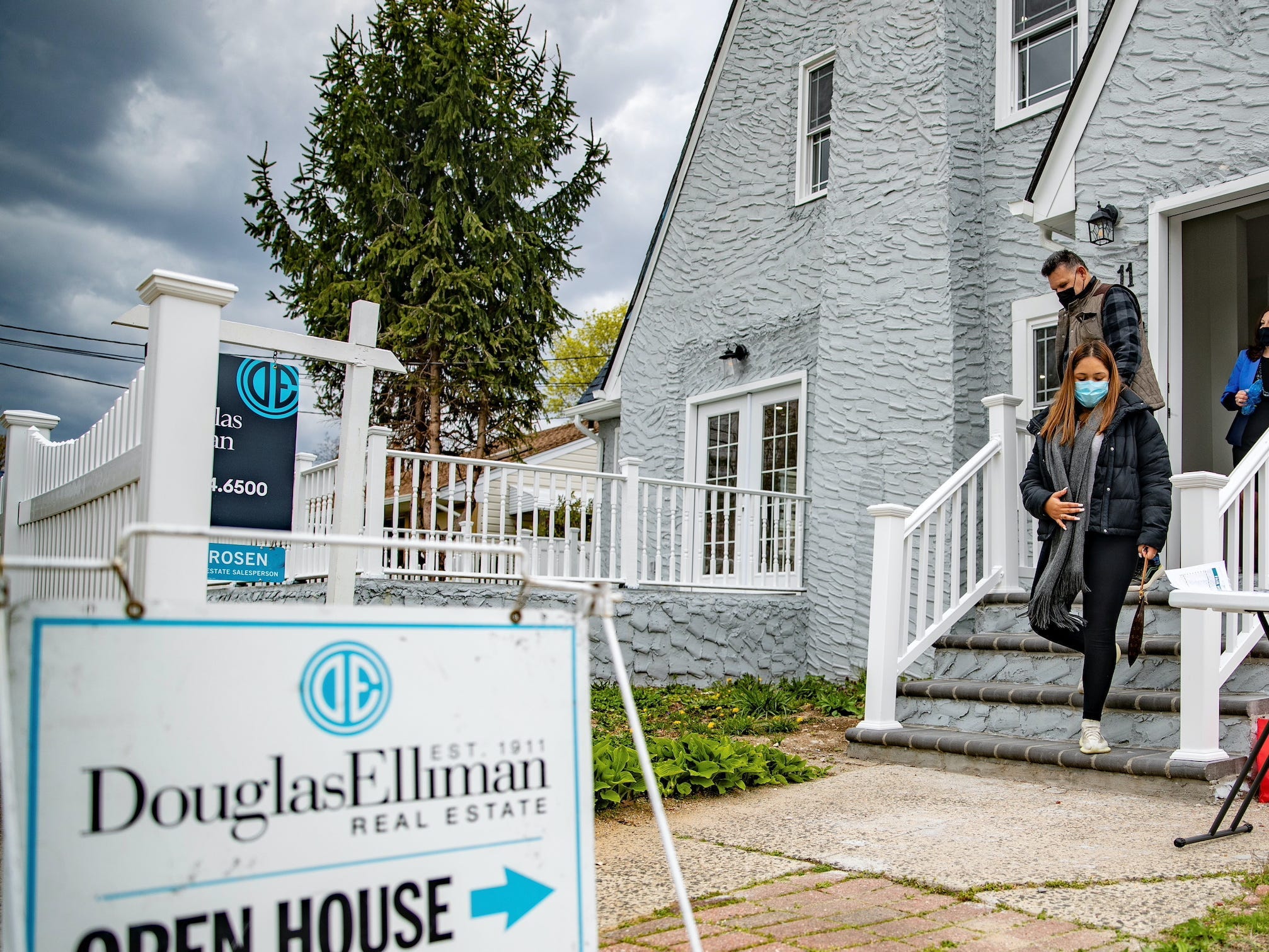 Millennial homebuyers attend open house