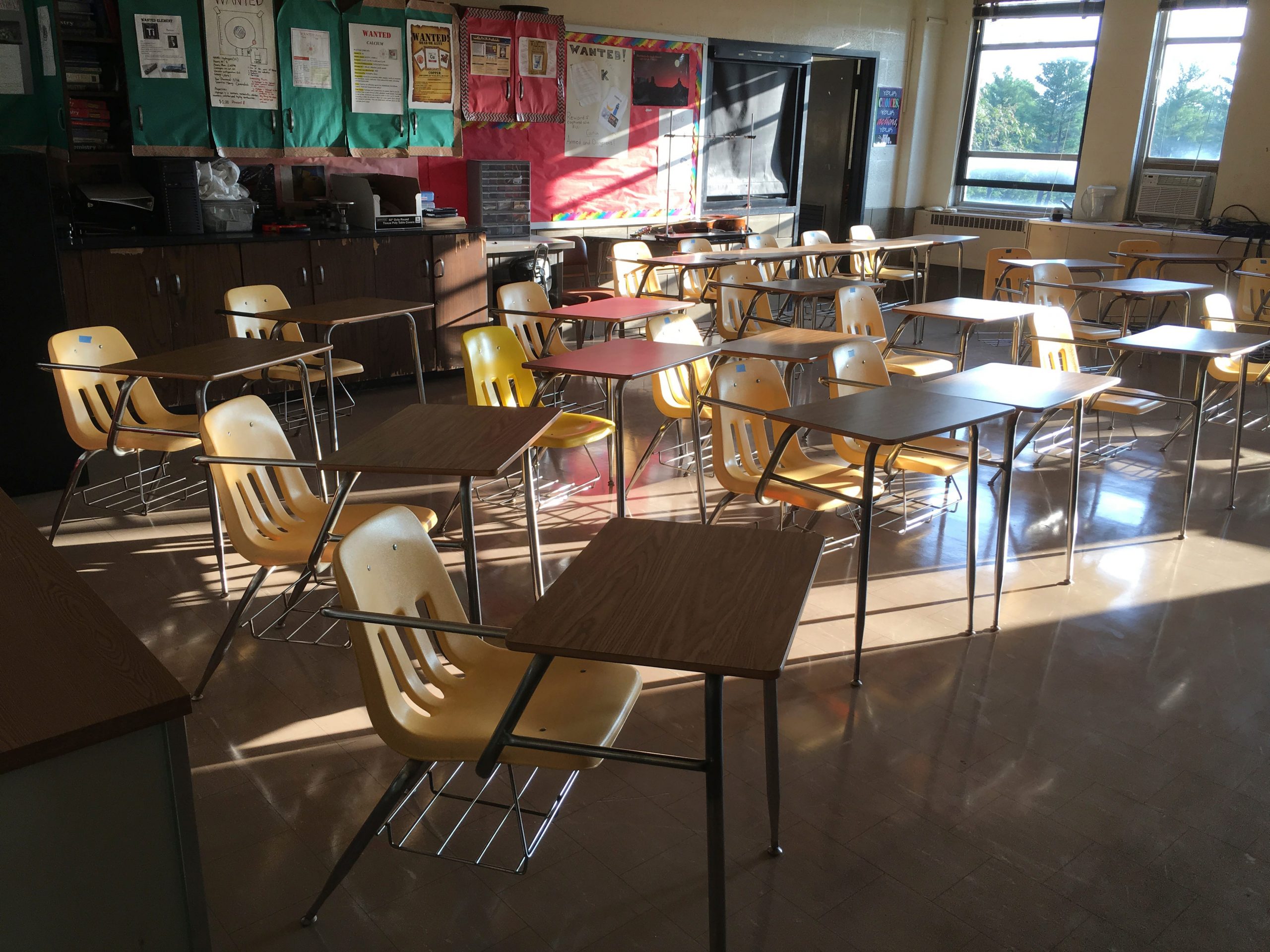 An empty classroom with desks next to each other