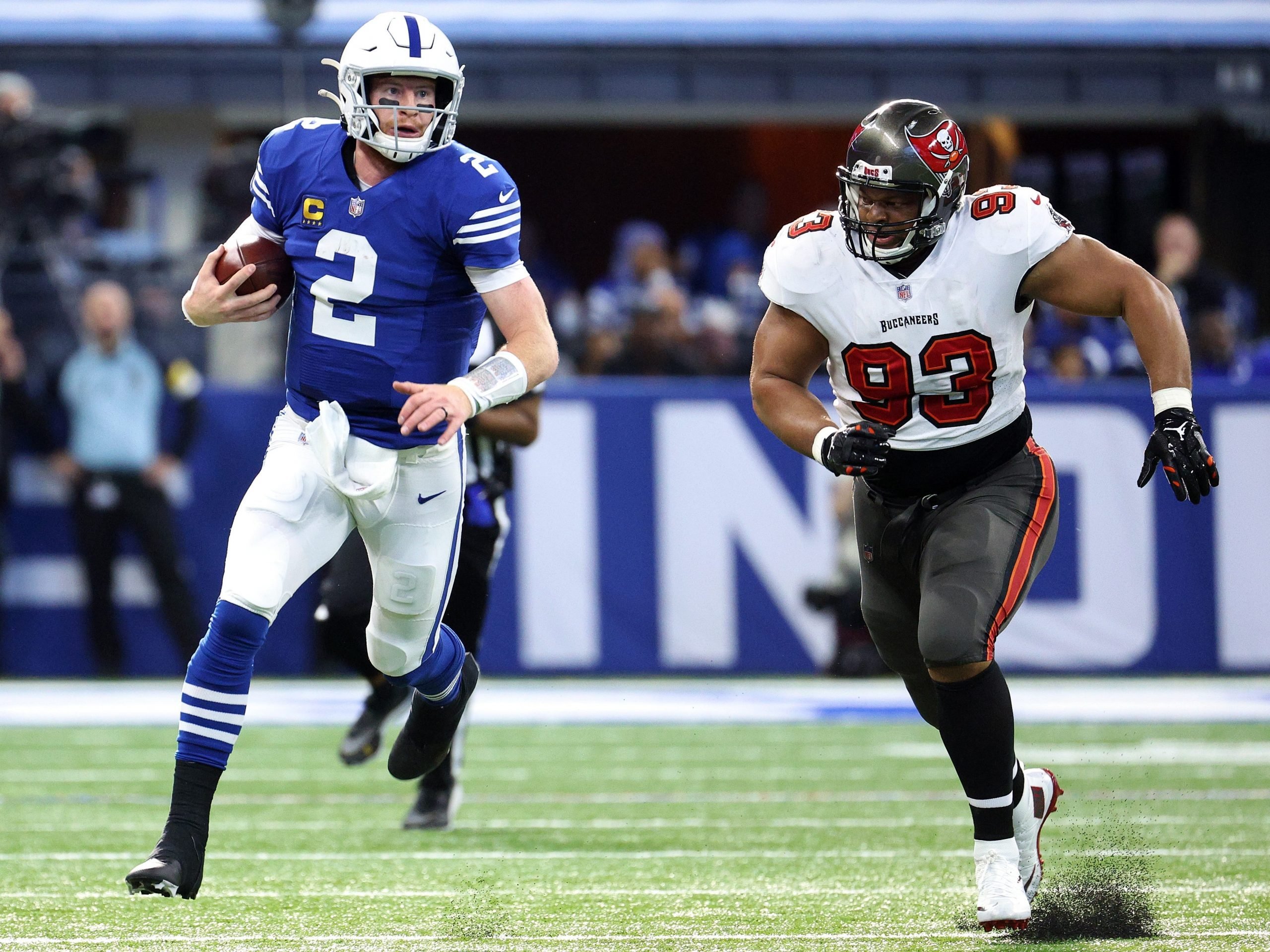 Ndamukong Suh chasing Carson Wentz