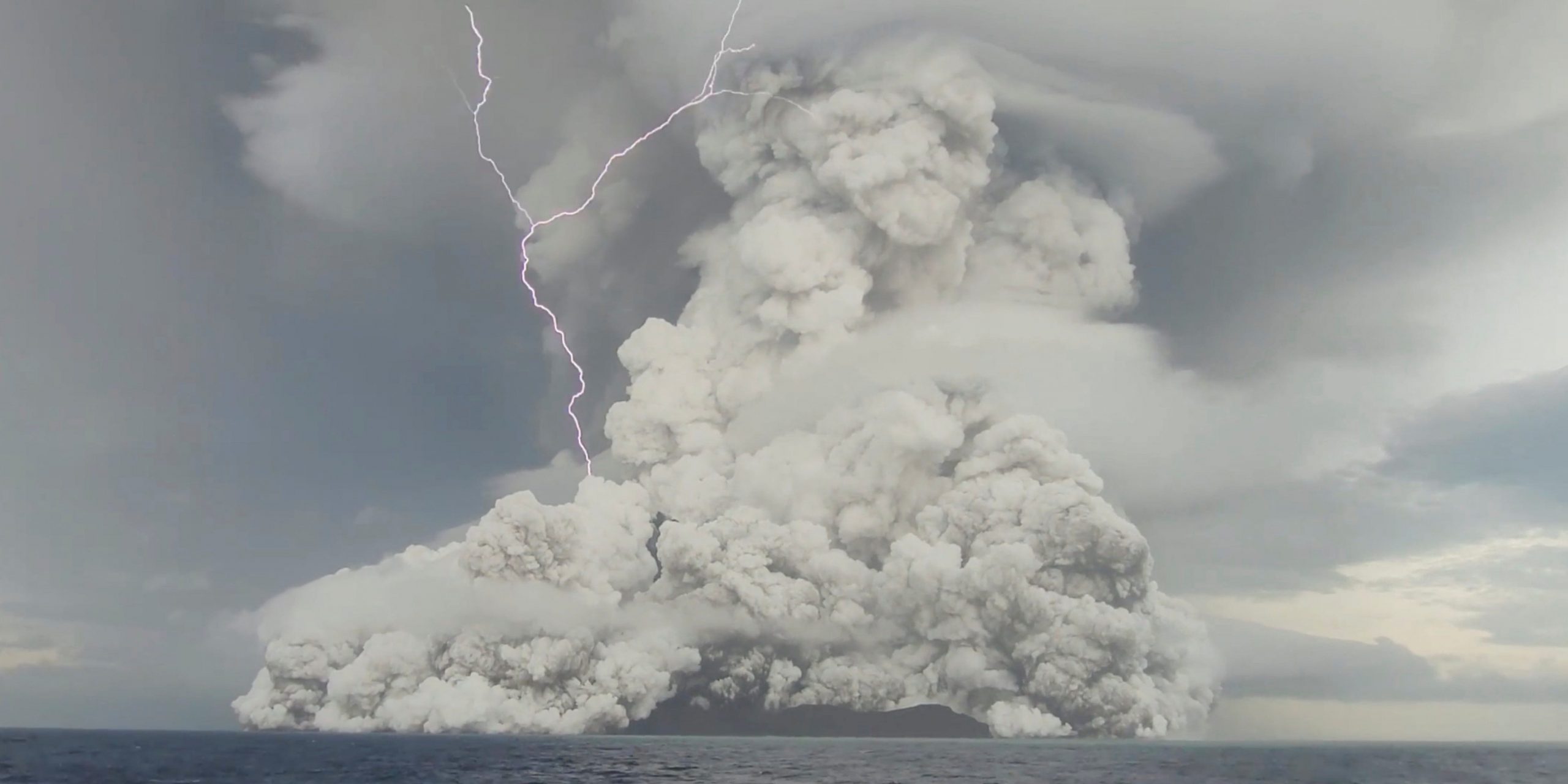 Eruption of the underwater volcano Hunga Tonga-Hunga Ha'apai off Tonga