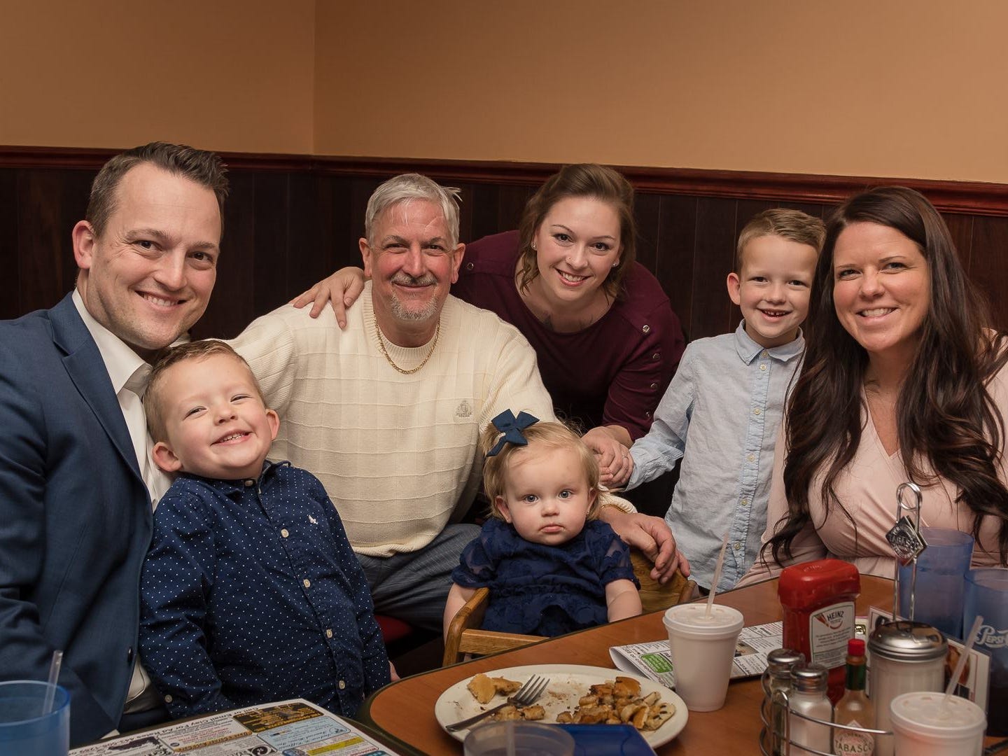 david bennett sr and family pose at a restaurant