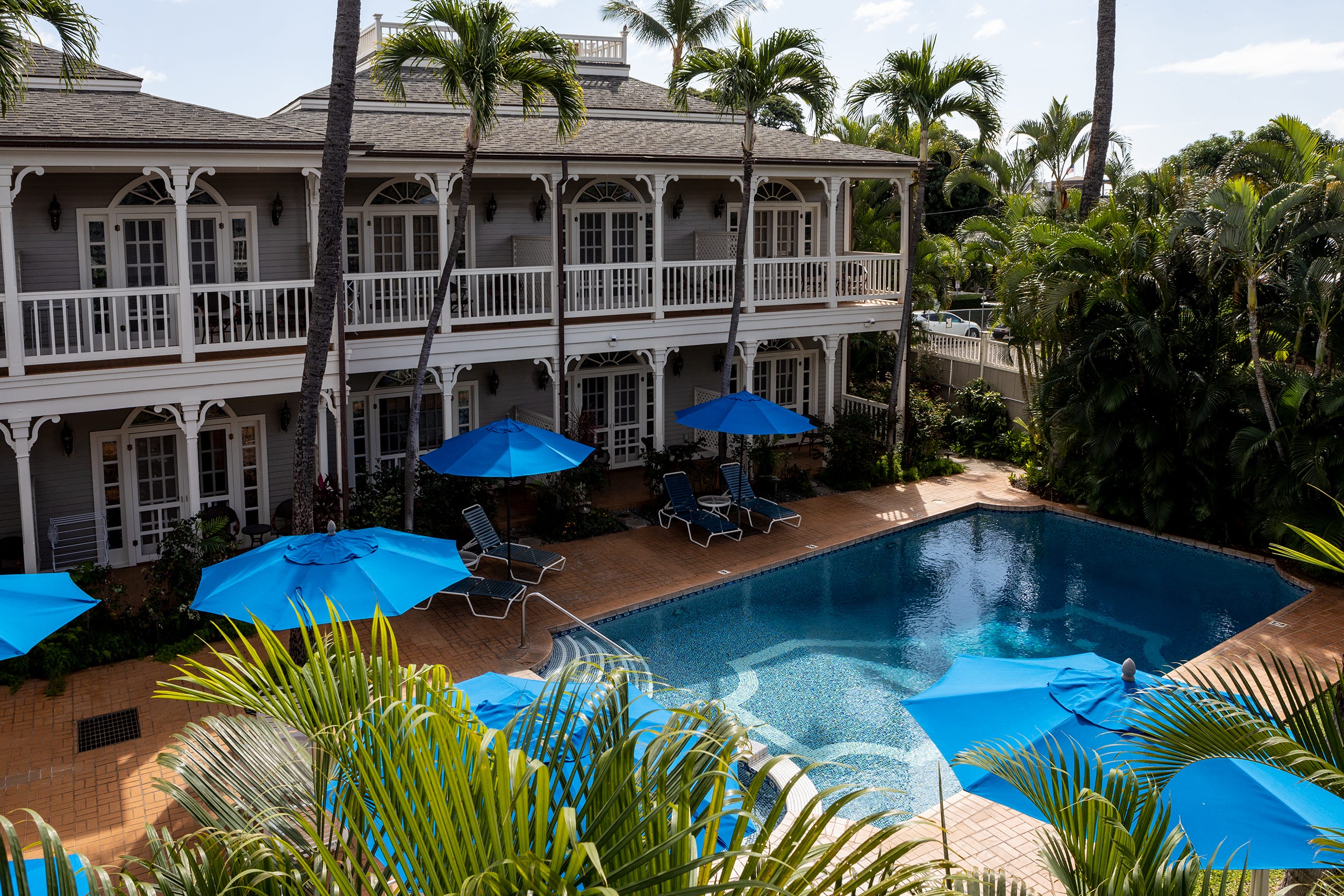 An outdoor pool in front of a Maul hotel.