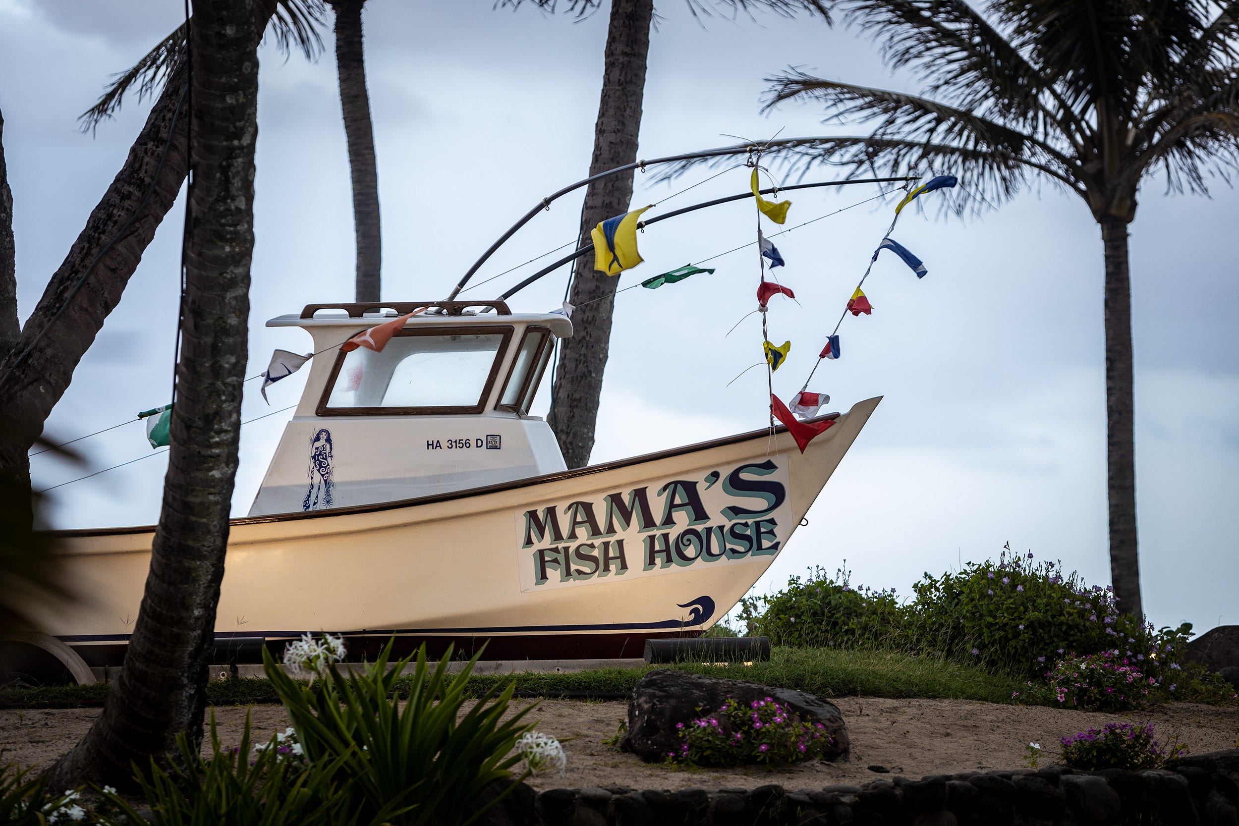 A model of a boat with the name of the restaurant.