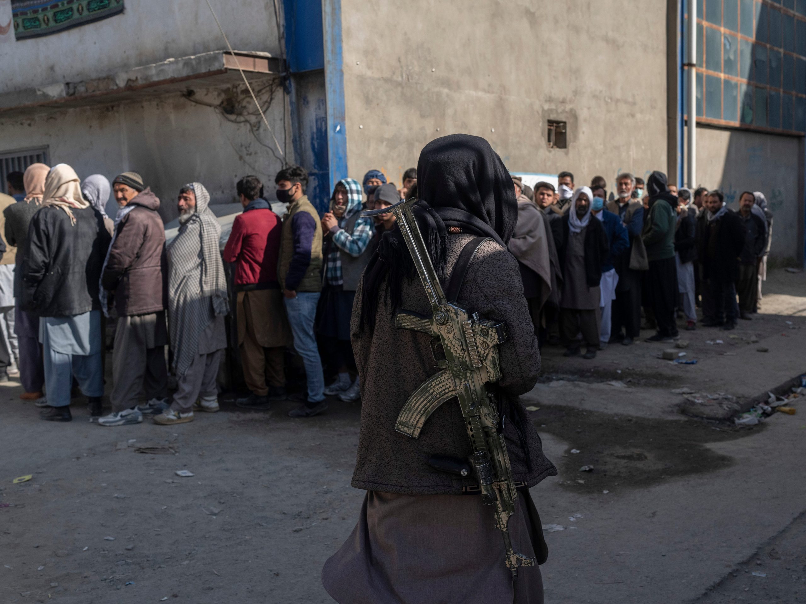 People queue to receive cash in Kabul, Afghanistan.
