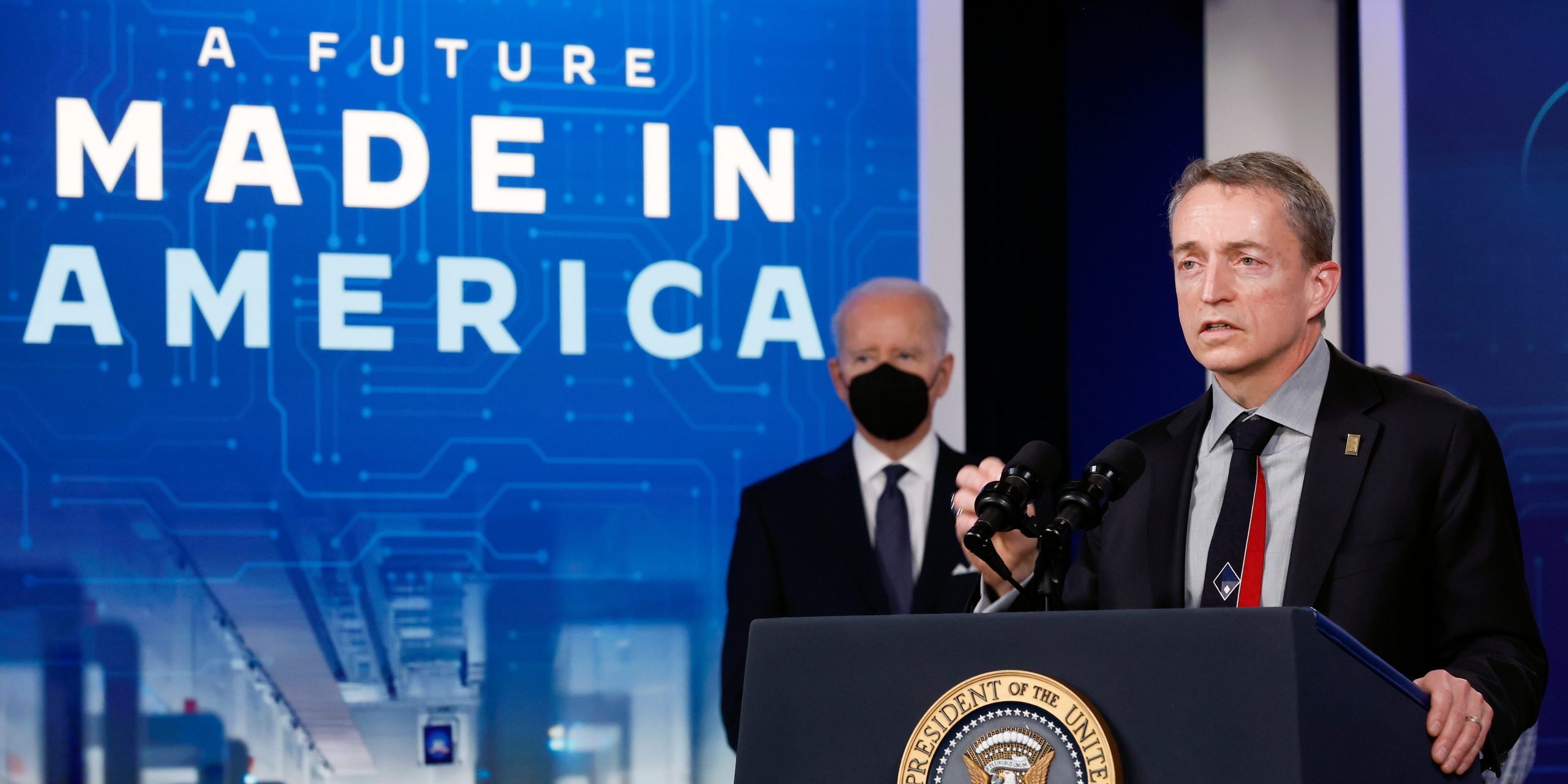 Intel CEO Patrick Gelsinger (R) speaks alongside U.S. President Joe Biden during an event on the ongoing supply chain problems in the South Court Auditorium of the Eisenhower Executive Office Building on January 21, 2022 in Washington, DC