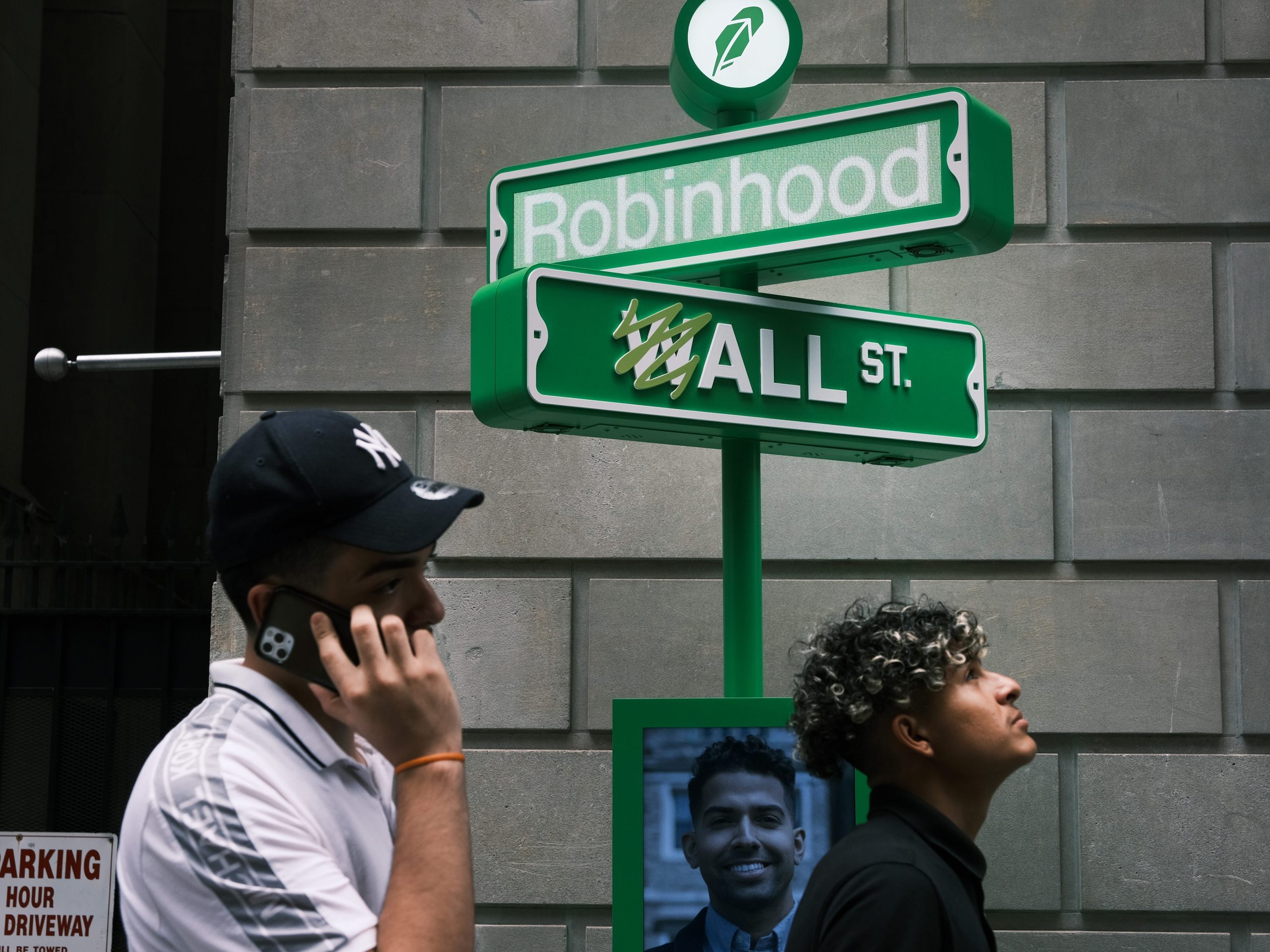 People wait in line for t-shirts at a pop-up kiosk for the online brokerage Robinhood along Wall Street after the company went public with an IPO earlier in the day on July 29, 2021 in New York City.