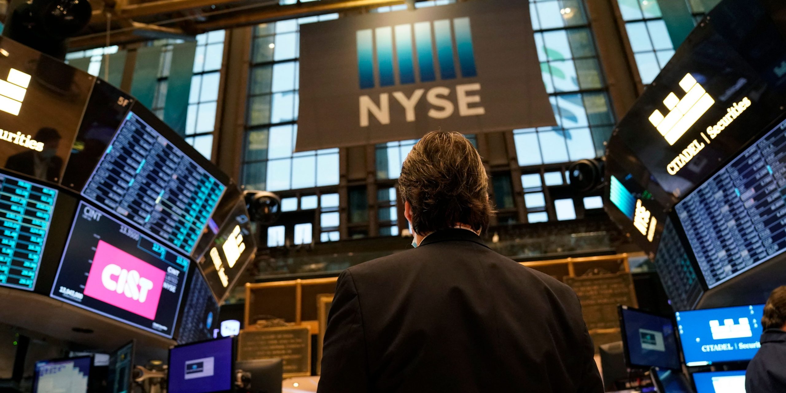 Traders work on the floor of the New York Stock Exchange at the opening bell January 25, 2022.