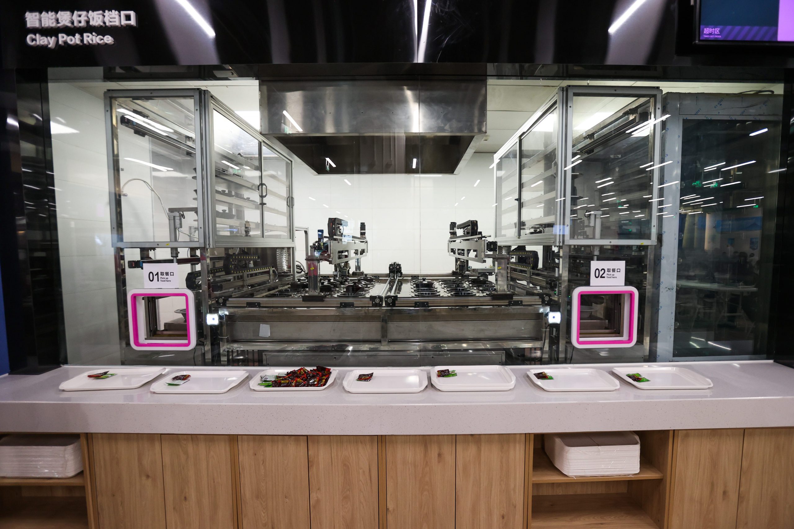 De gerechten in het restaurant worden bereid door robots in een geautomatiseerde keuken. Foto: Liu Lu/VCG via Getty Images