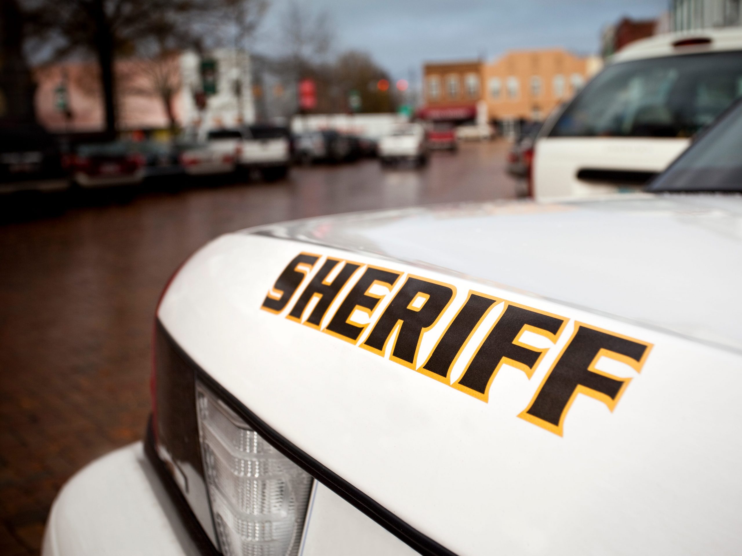 A picture of the back of a sheriff car.