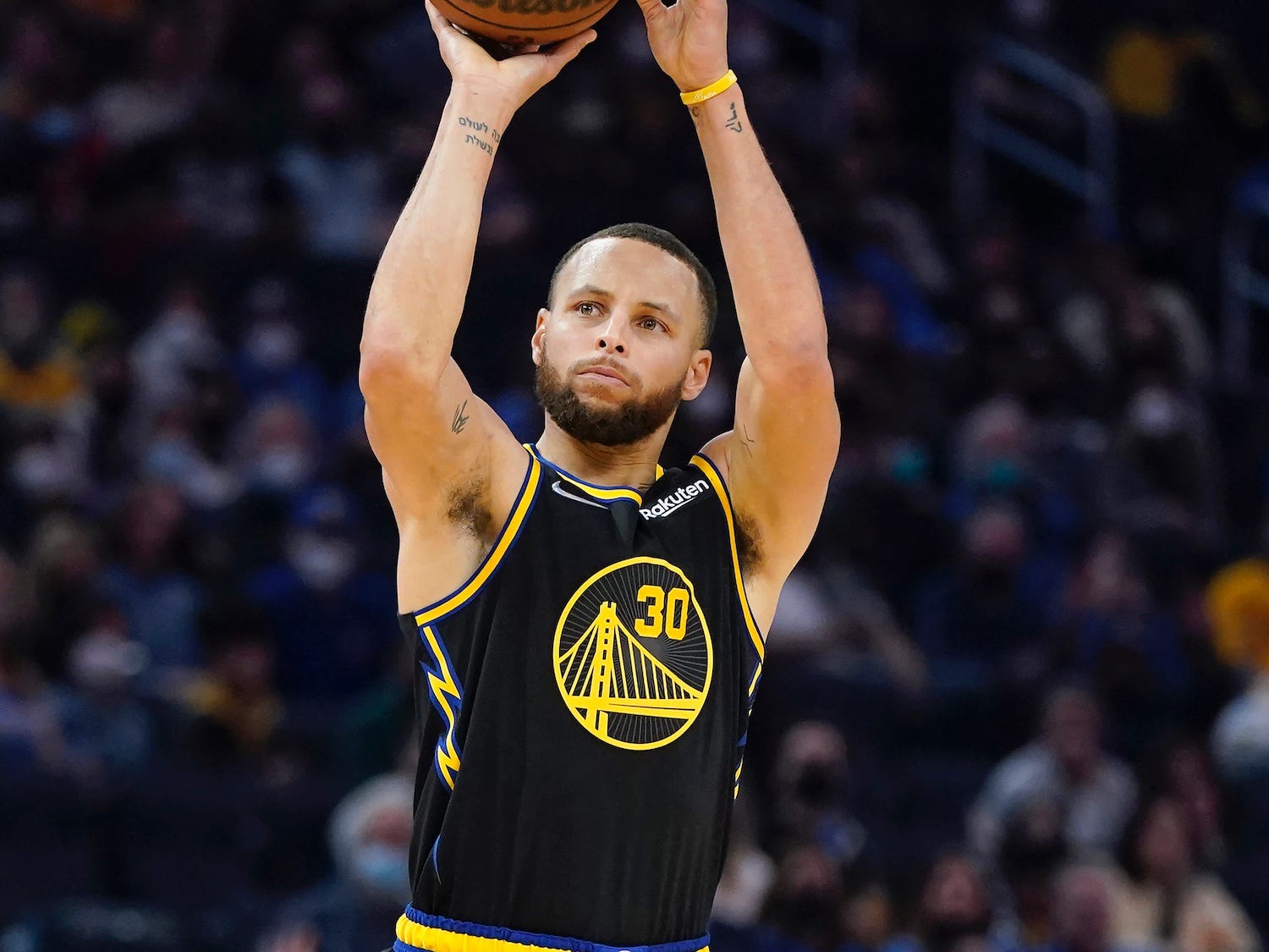 Stephen Curry shoots the ball during a game in 2022.