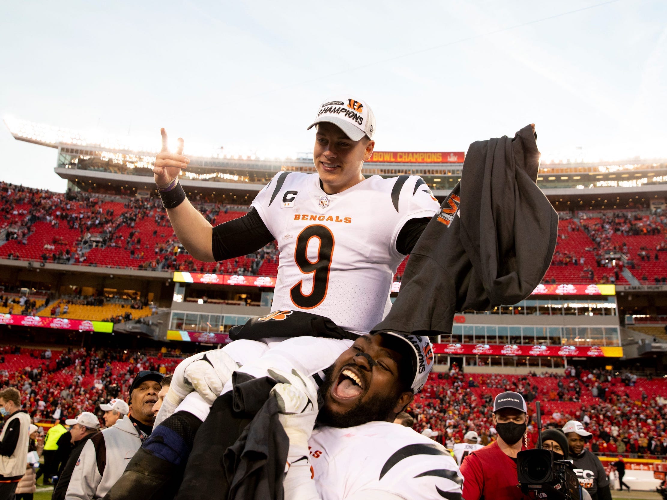 Tyler Shelvin and Joe Burrow.