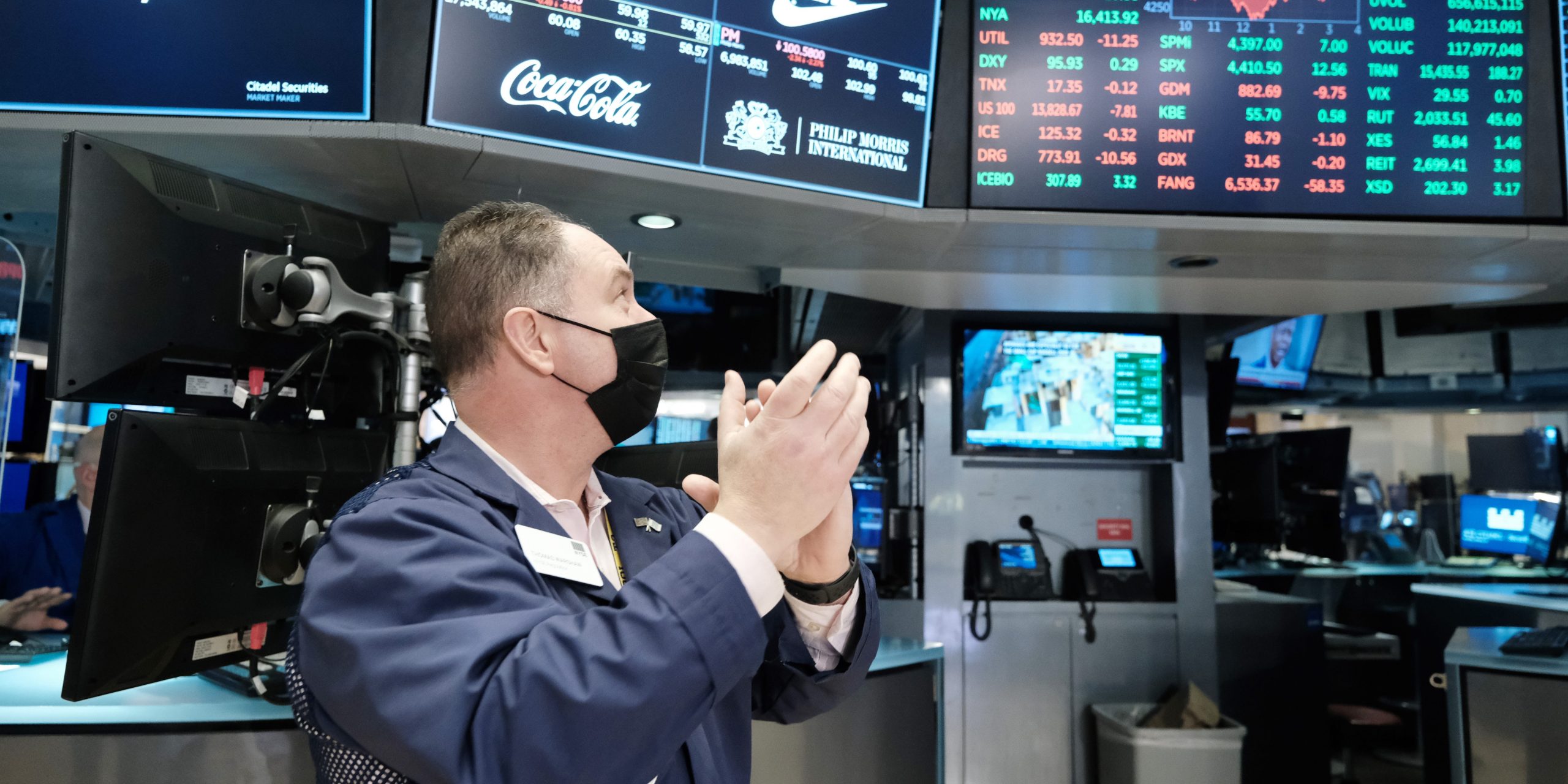 A trader claps on the floor of the New York Stock Exchange as the Dow Jones Industrial Average turns positive on January 24, 2022 in New York City.