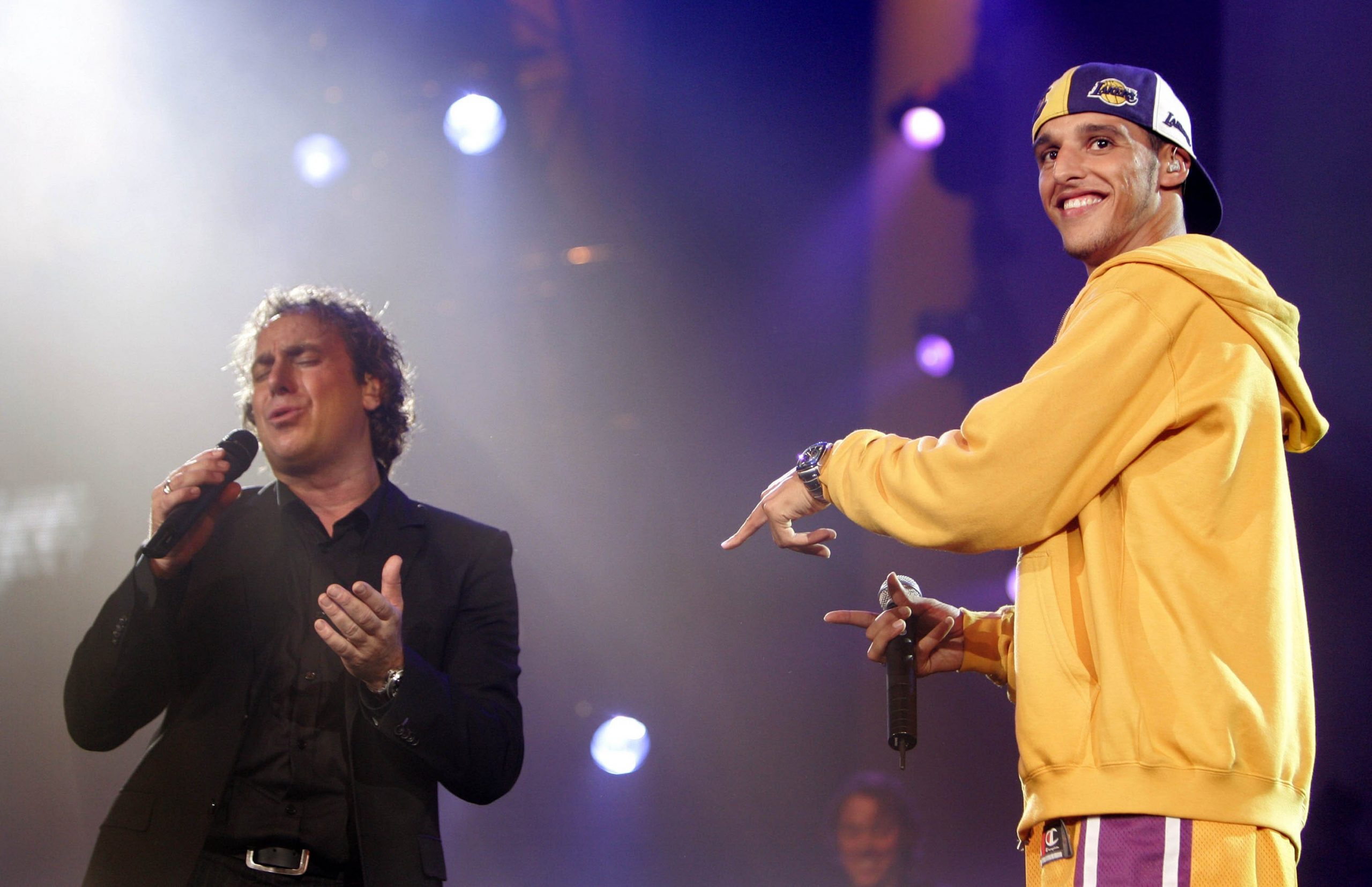 Ali B en Marco Borsato tijdens een concert in Ahoy voor Warchild in 2004. Foto: ANP/Olaf Kraak