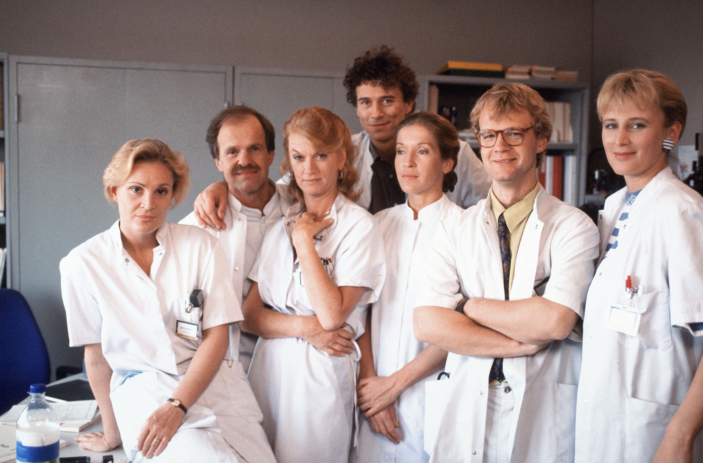 De cast van Medisch Centrum West in 1991. Van links naar rechts: dokter Astrid (Guusje Eijbers), internist Dick (Klaas Hofstra), zuster Reini (Margreet Blanken), dokter Jan (Marc Klein Essink), sociaal-verpleegkundige Nelleke (Marianne Vloetgraven), dokter Eric (Rob van Hulst) en dokter Liza (Anja Winter). Foto: ANP