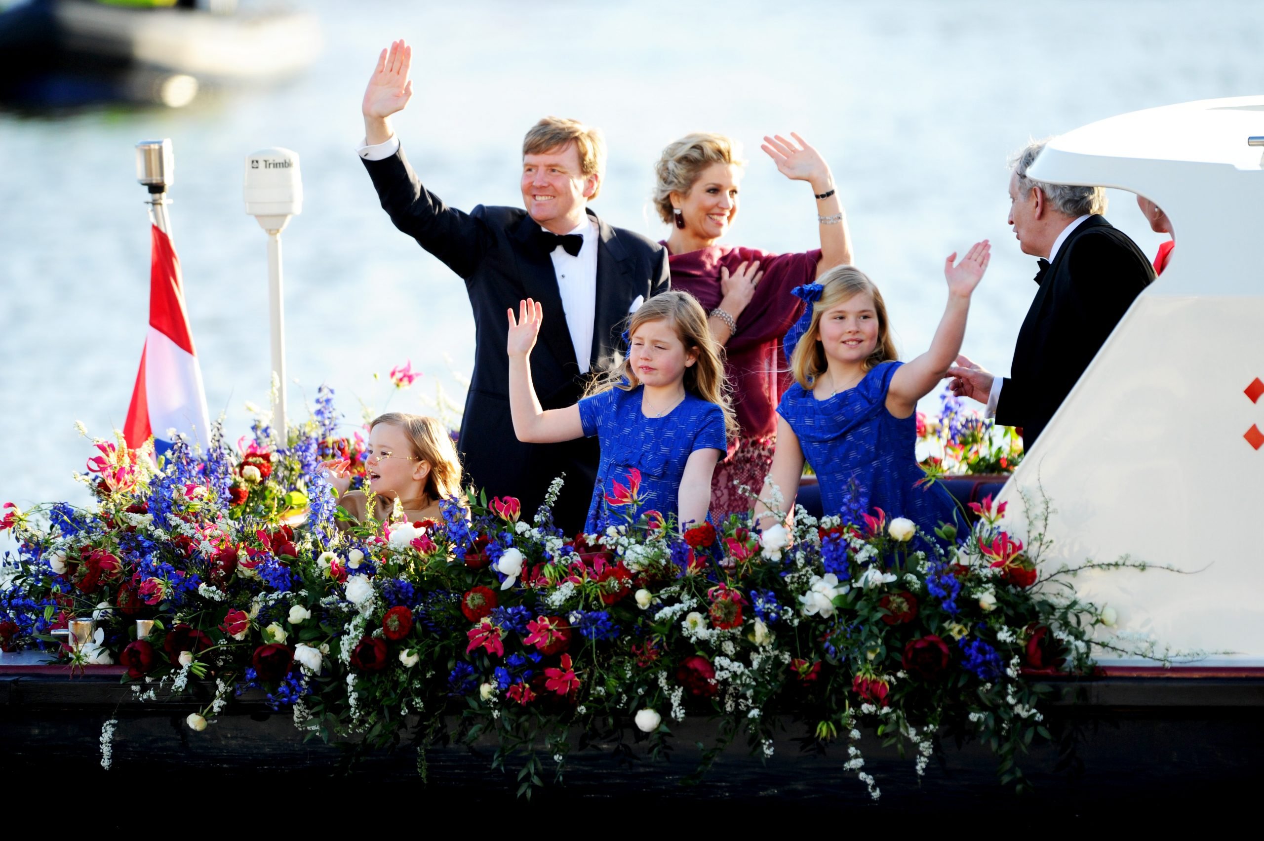 Koning Willem-Alexander, koningin Maxima en de prinsesjes tijdens de Koningsvaart op het IJ op 30 april 2013. Foto: ANP ROYAL IMAGES/Koen van Weel