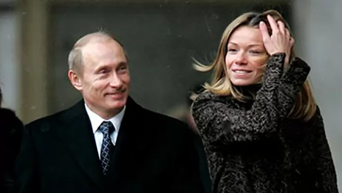 Vladimir Poetin met zijn dochter Maria in 2011. Foto: Videostill/YouTube