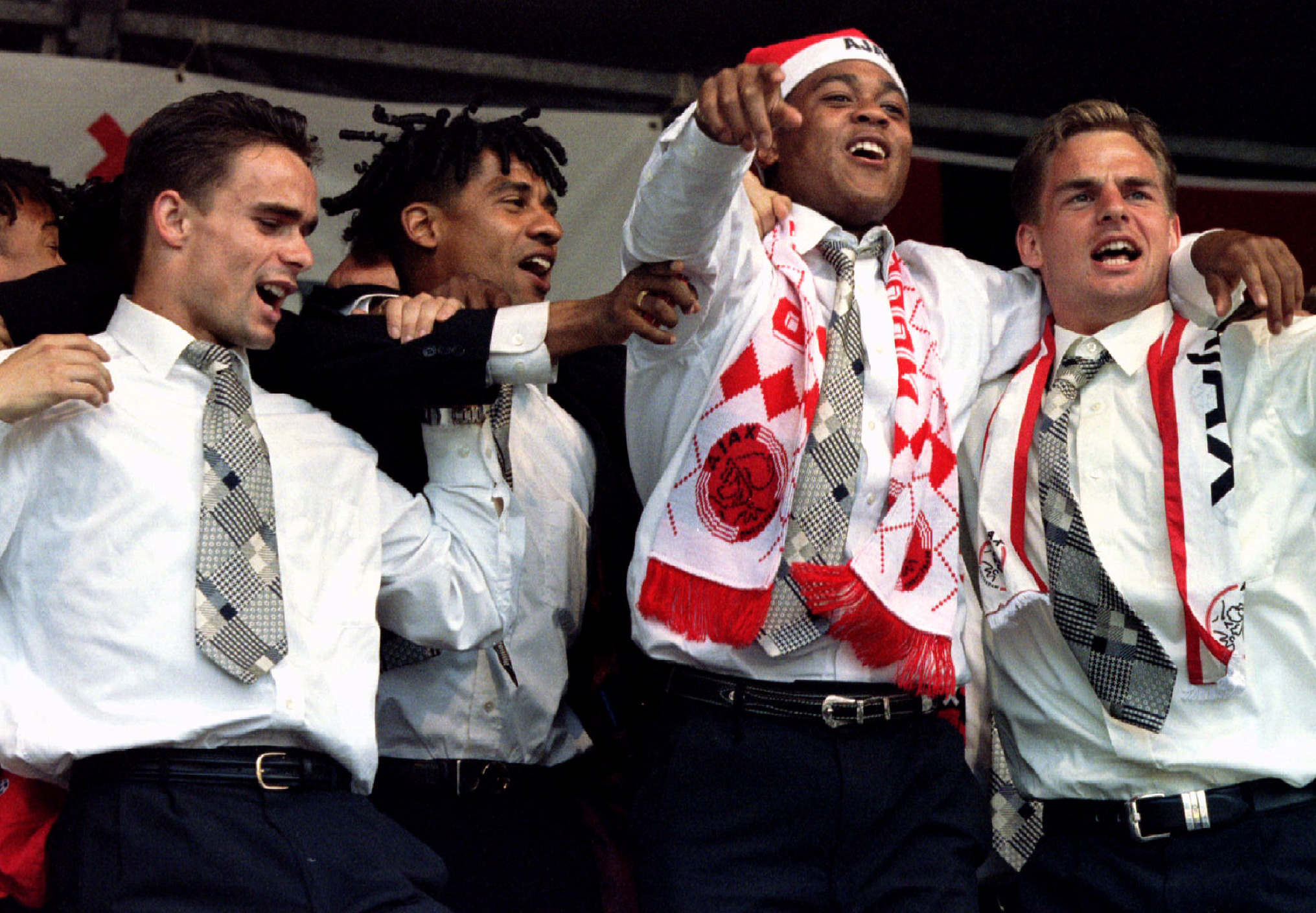 Marc Overmars, Frank Rijkaard, Patrick Kluivert en Ronald de Boer (v.l.n.r.) vieren hun winst van de Champions League in 1995. Foto: Reuters.