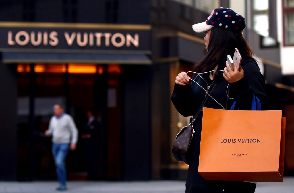tactiek Aanvankelijk Brandweerman Luxemerk Louis Vuitton verhoogt zijn prijzen: naar verluidt tot wel 18%