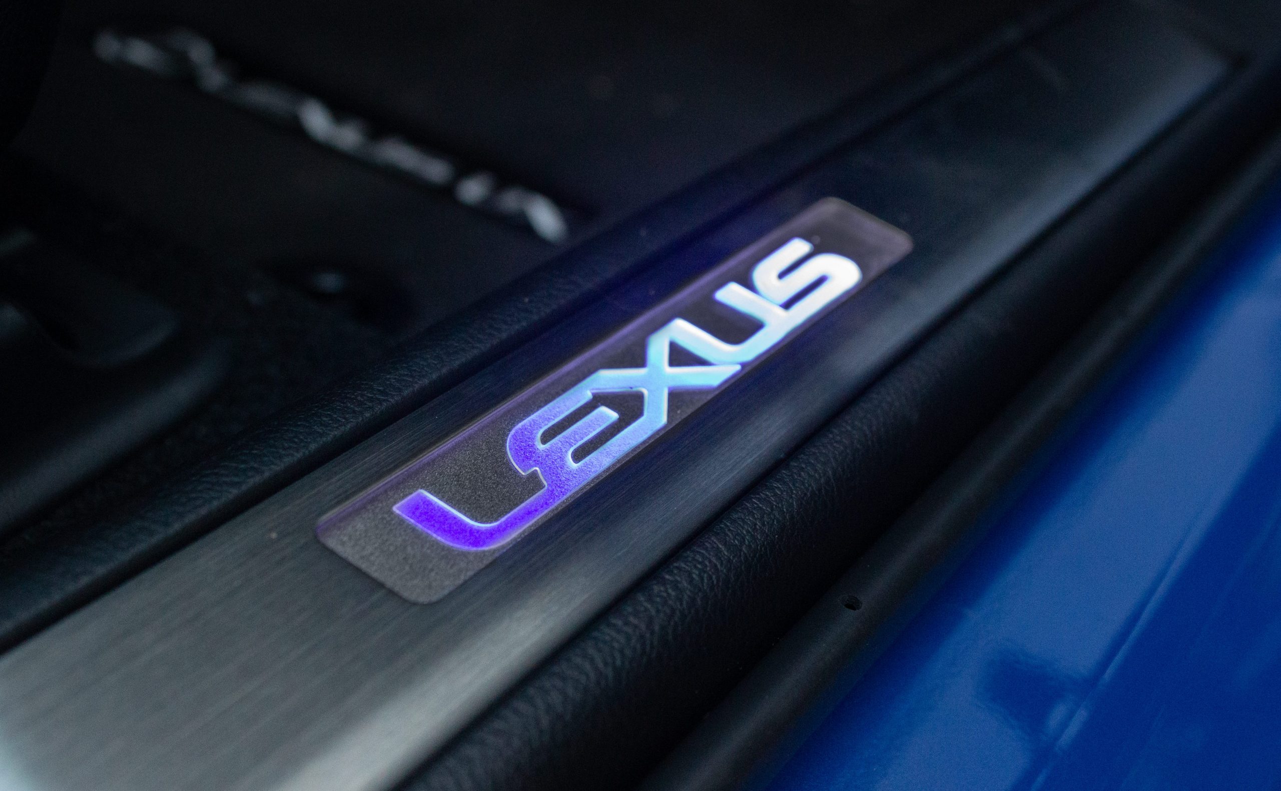 A blue Lexus UX 250h.