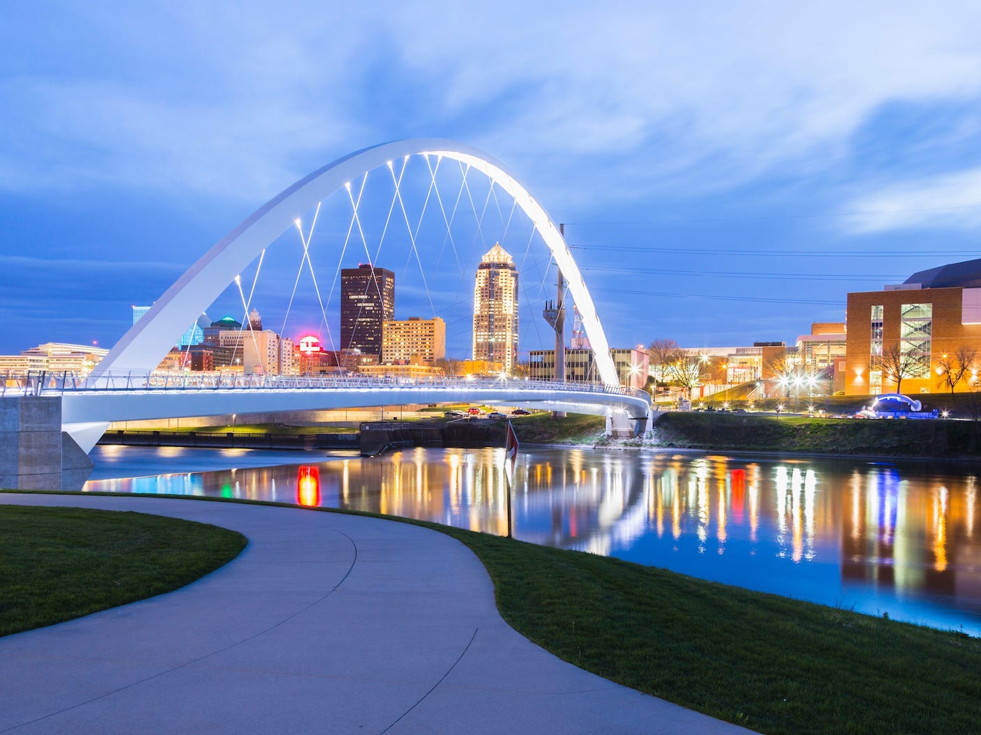 Night view of bridge in Des Moines Iowa