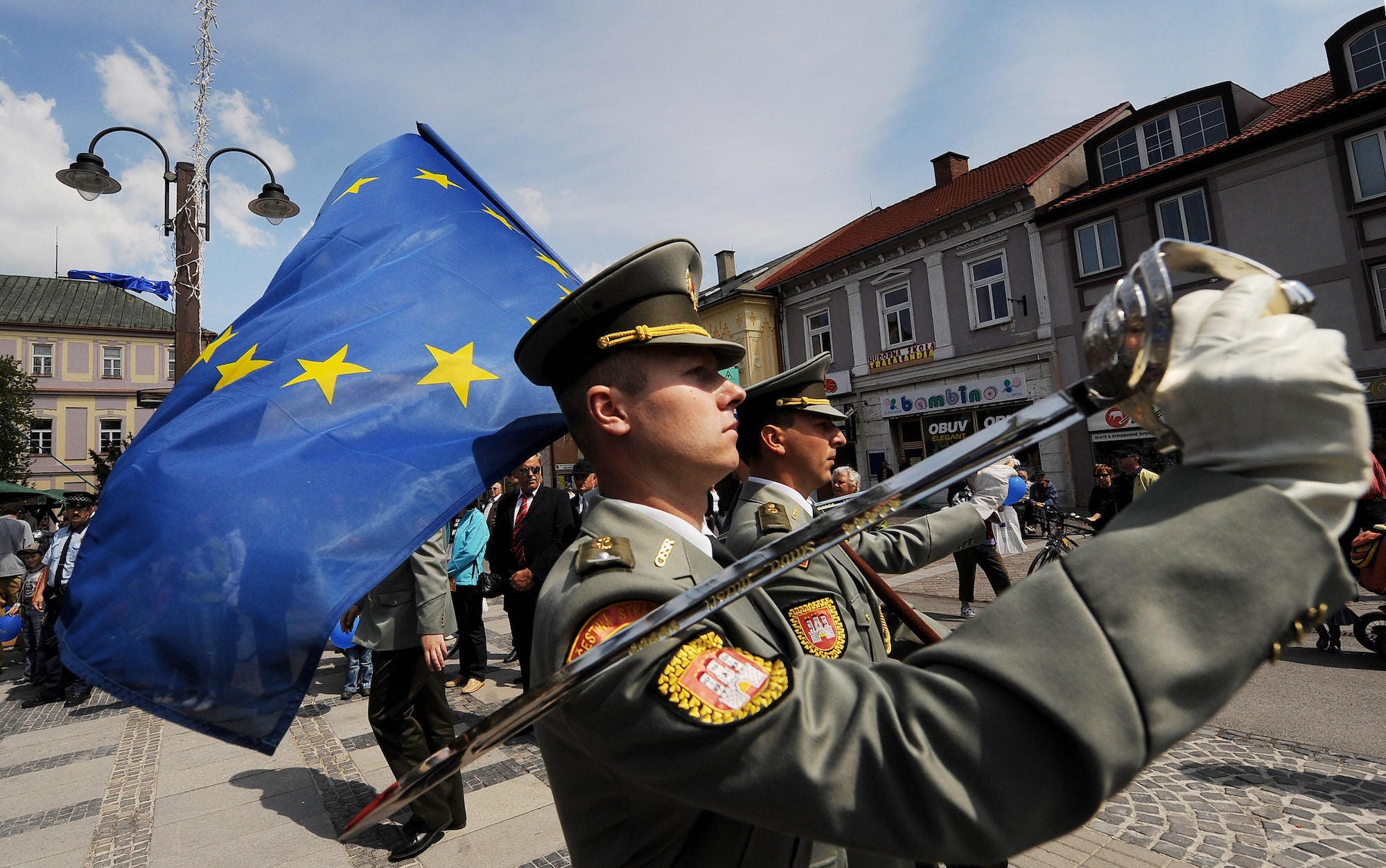 Slovakia soldiers with the EU flag