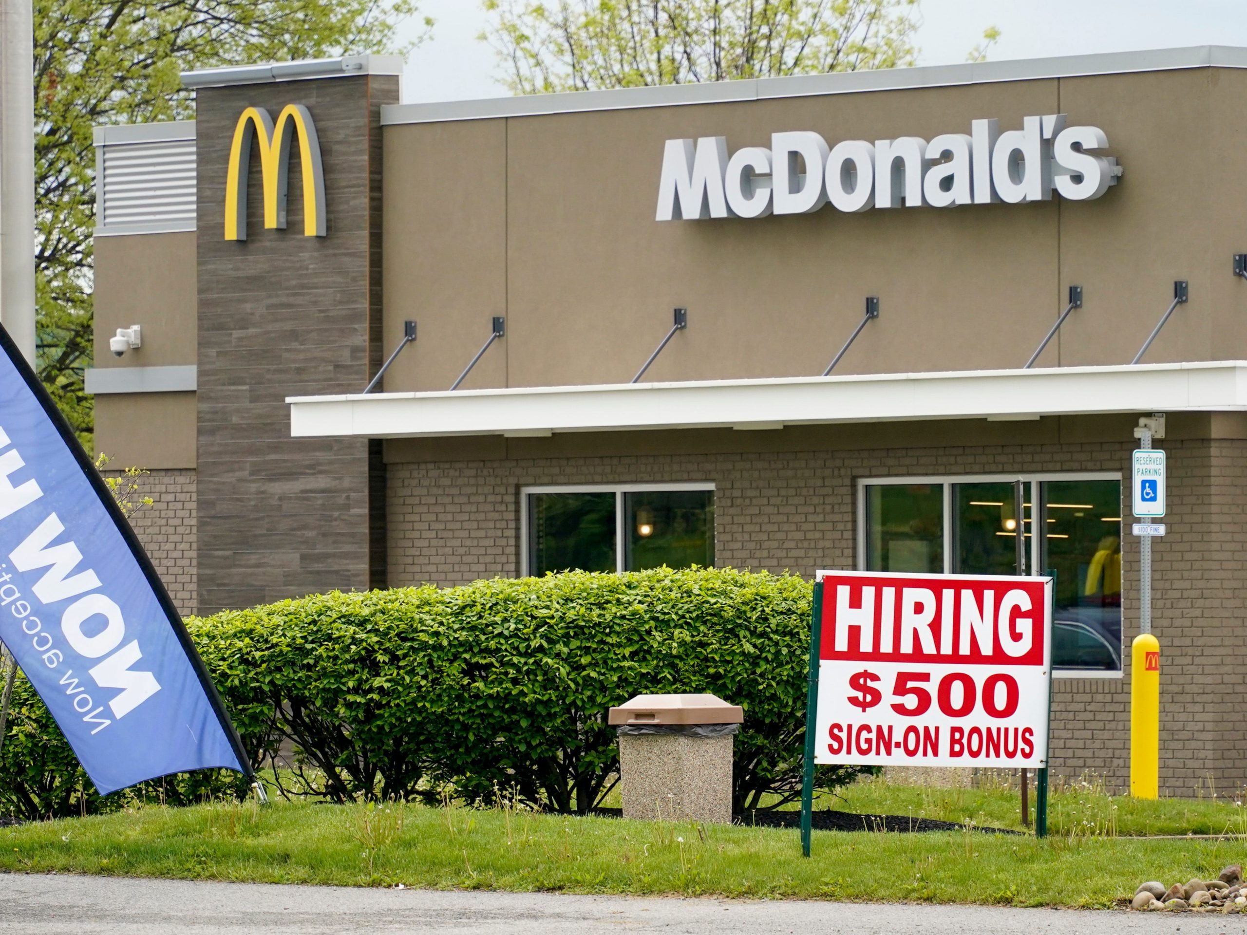 hiring sign $500 bonus mcdonalds