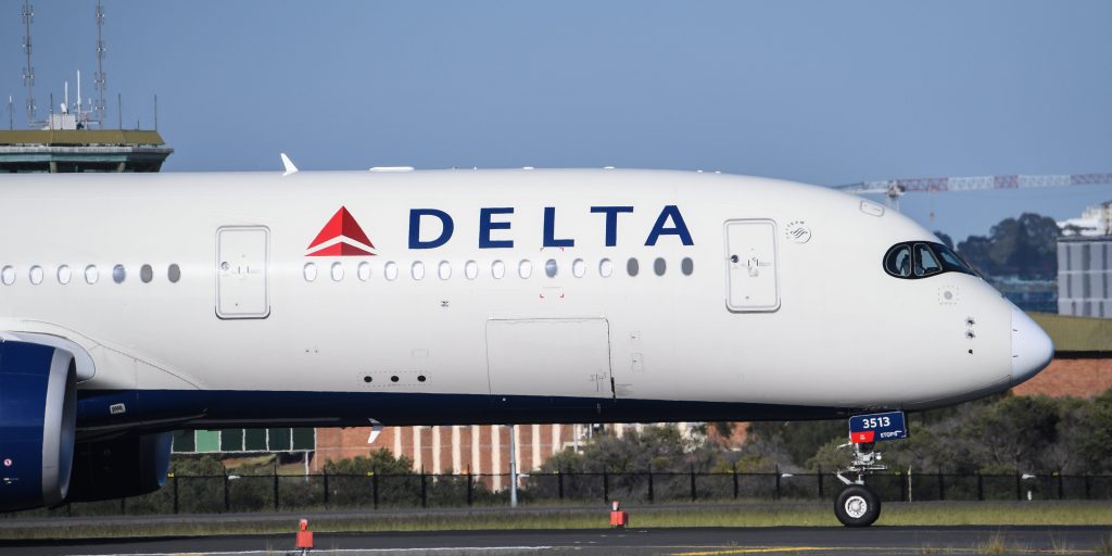 2 Unruly Passengers Were Removed From A Delta Flight After Cursing At ...