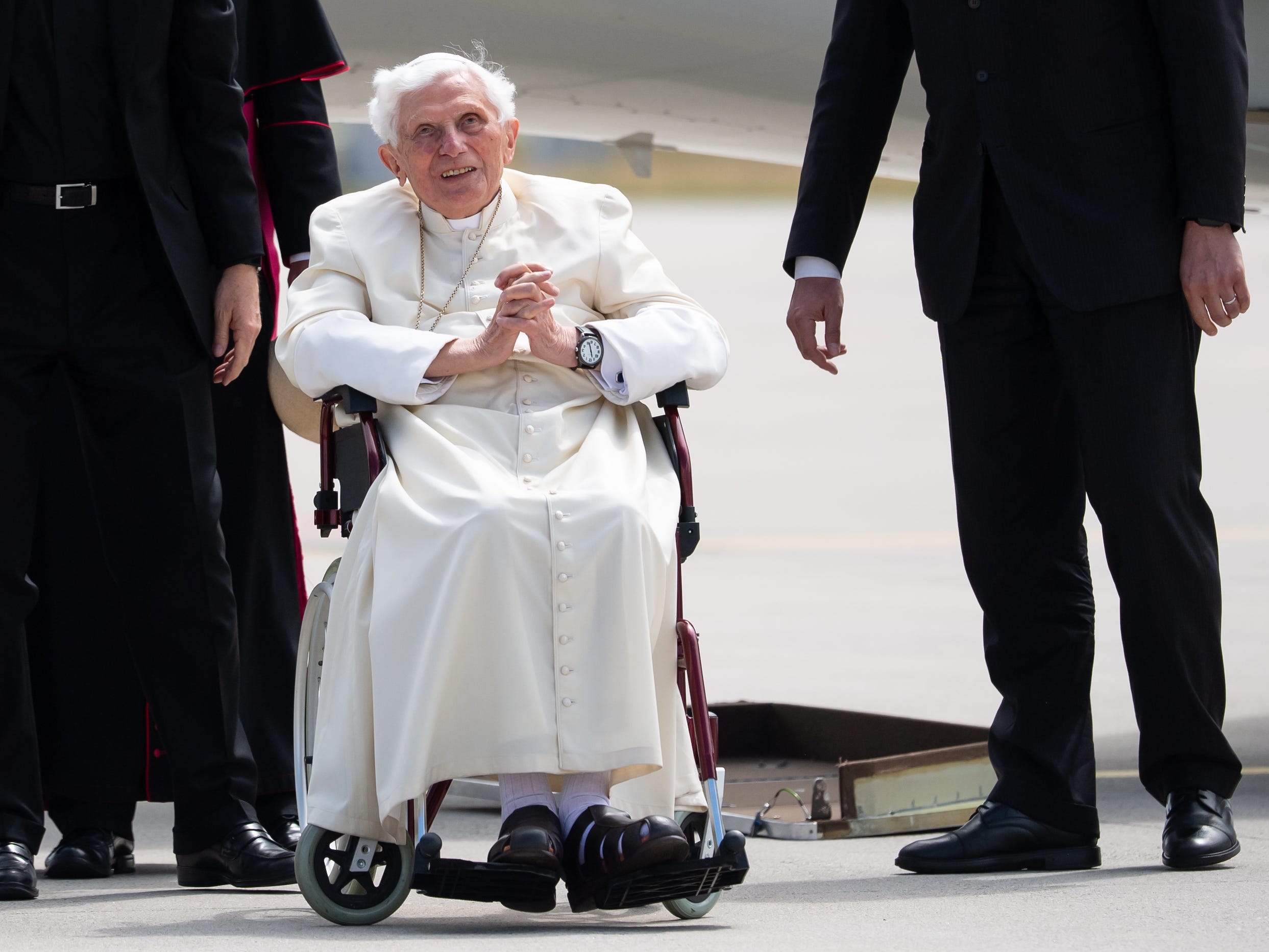 Former pope Benedict XVI poses for a picture at the airport in Munich, southern Germany, before his departure on June 22, 2020.