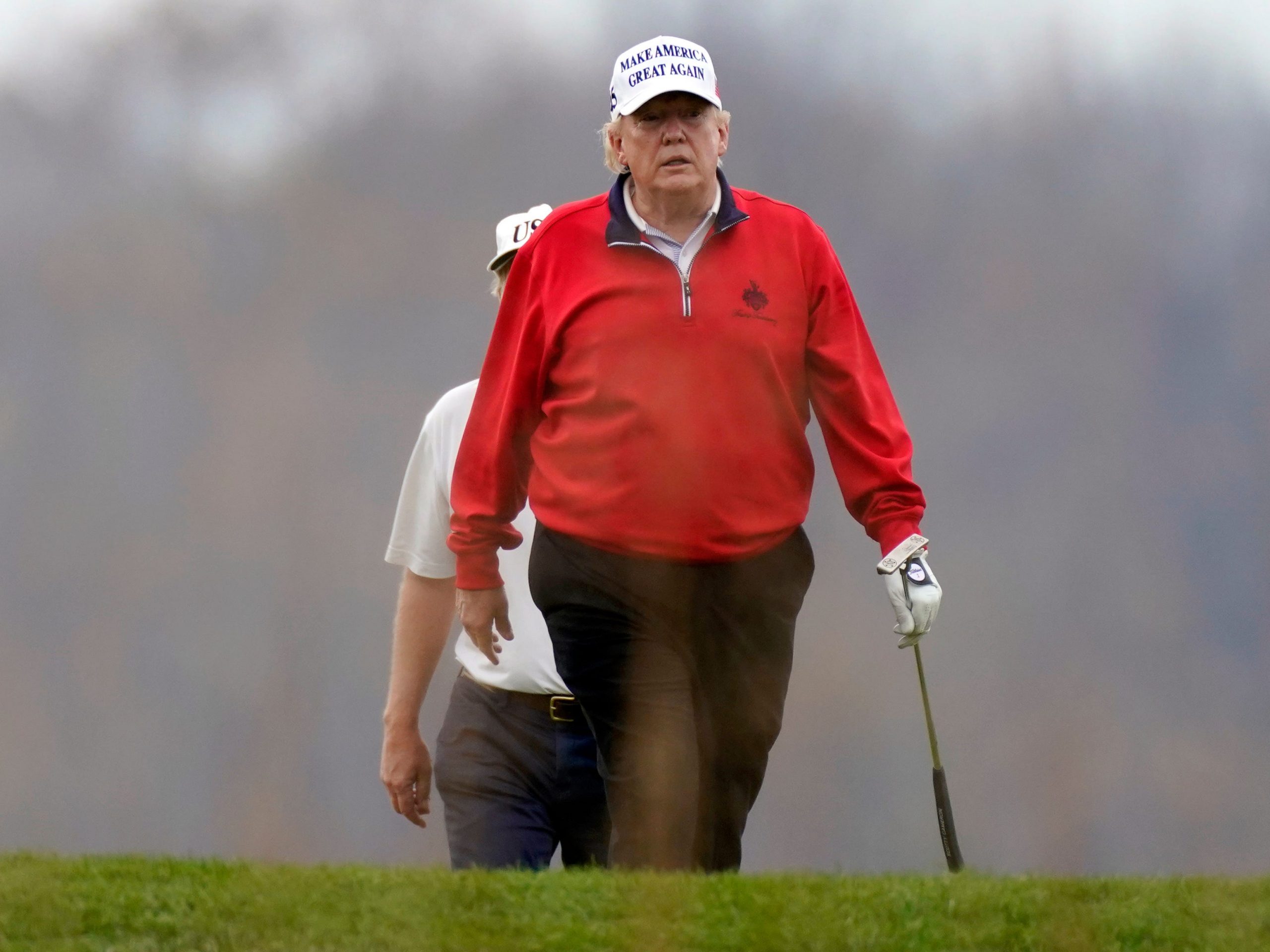 Trump plays golf