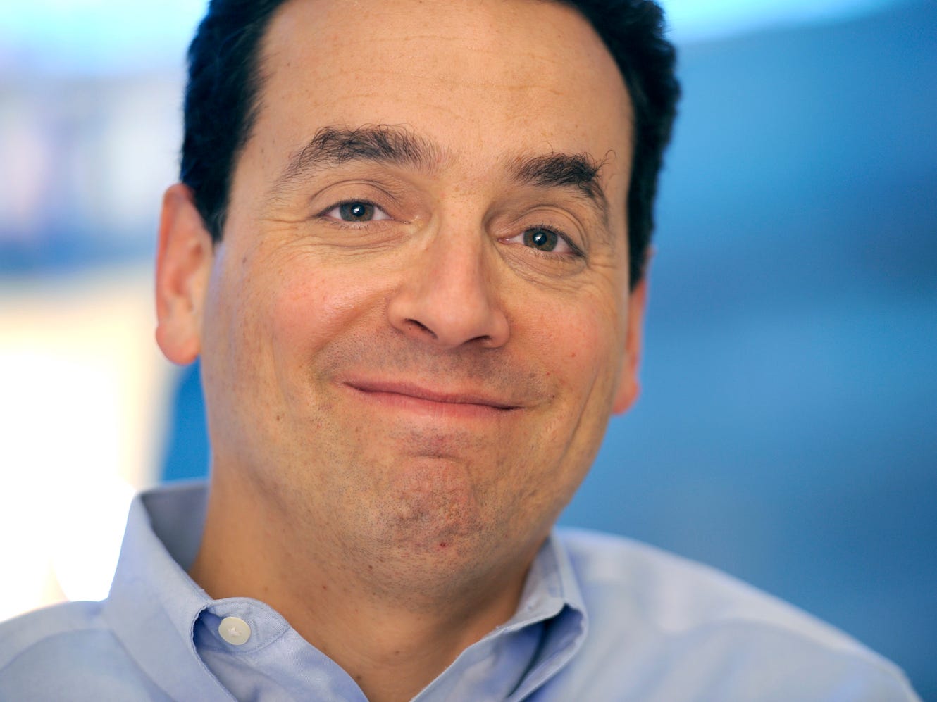 The author, Dan Pink, in 2012, wearing a blue shirt and smiling.
