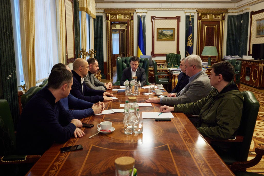 Oekraïense president Volodymyr Zelenski houdt een spoedvergadering