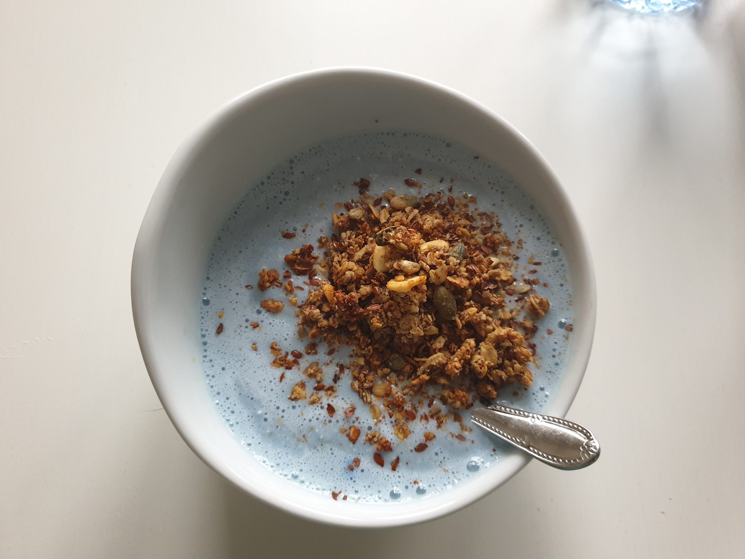 De 'blue bowl' smoothie met granola. Foto: Alina Borovitskaya/Business Insider Nederland