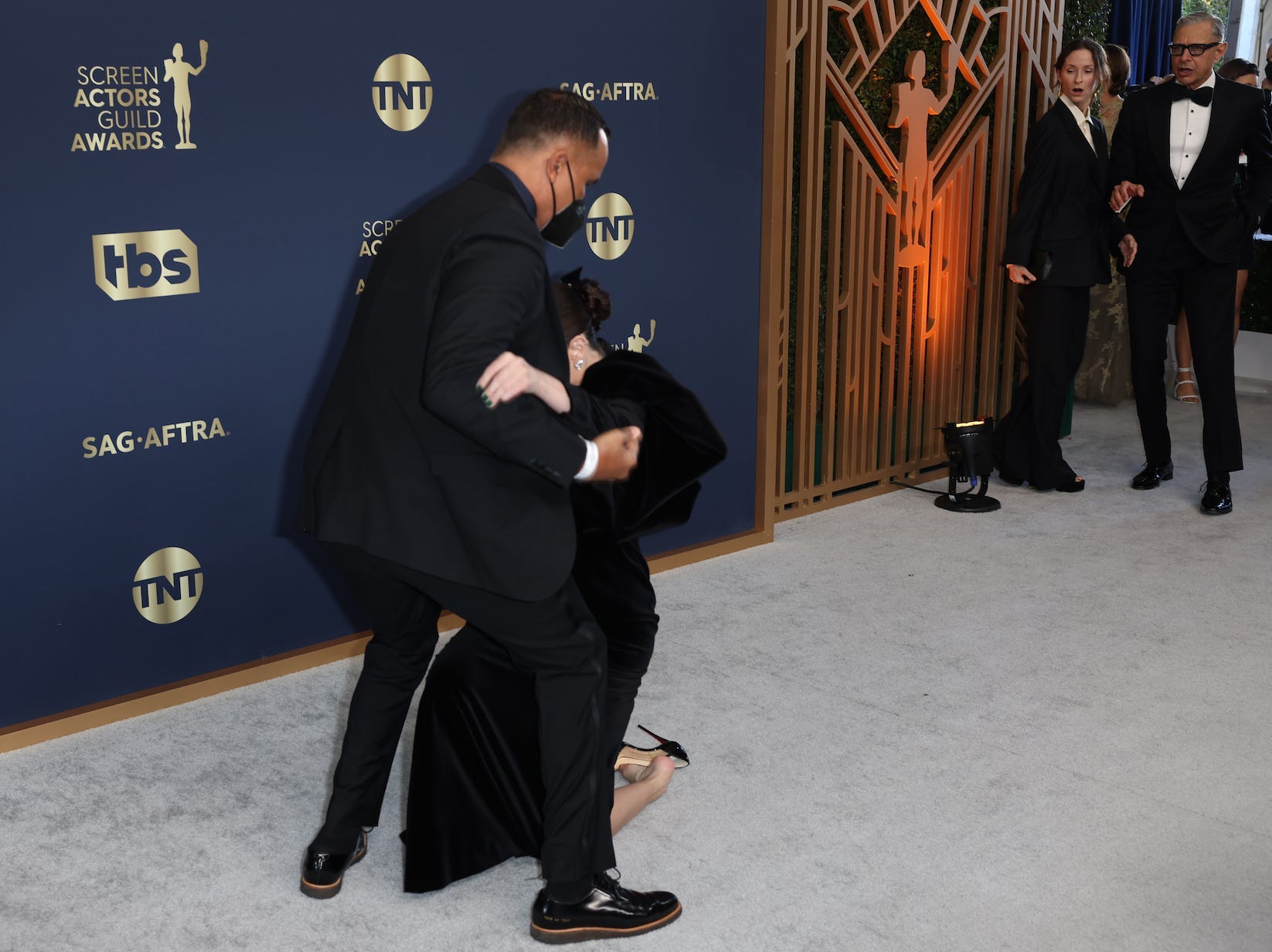 Selena Gomez falls at the 2022 SAG Awards.