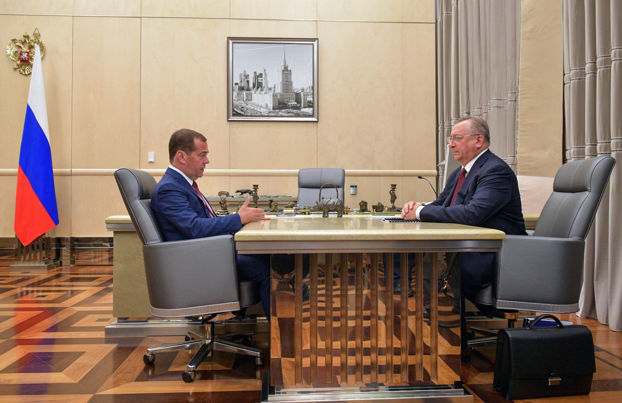 De Russische premier Dmitri Medvedev (L) en Nikolai Tokarev, voorzitter van de raad van bestuur bij Transneft, tijdens een vergadering in 2019.