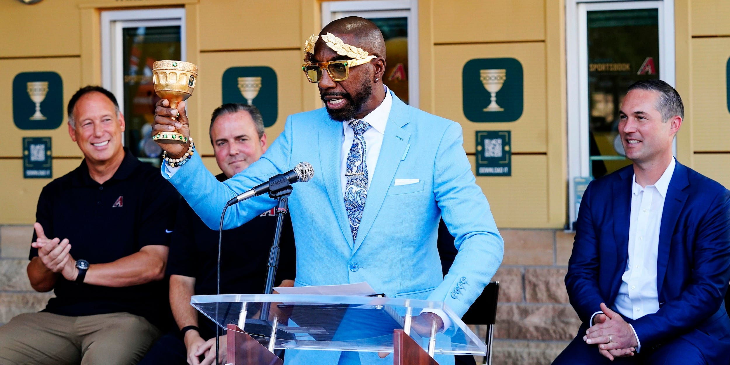 JB Smoove wears golden leafs on his head, representing Caesars Entertainment.