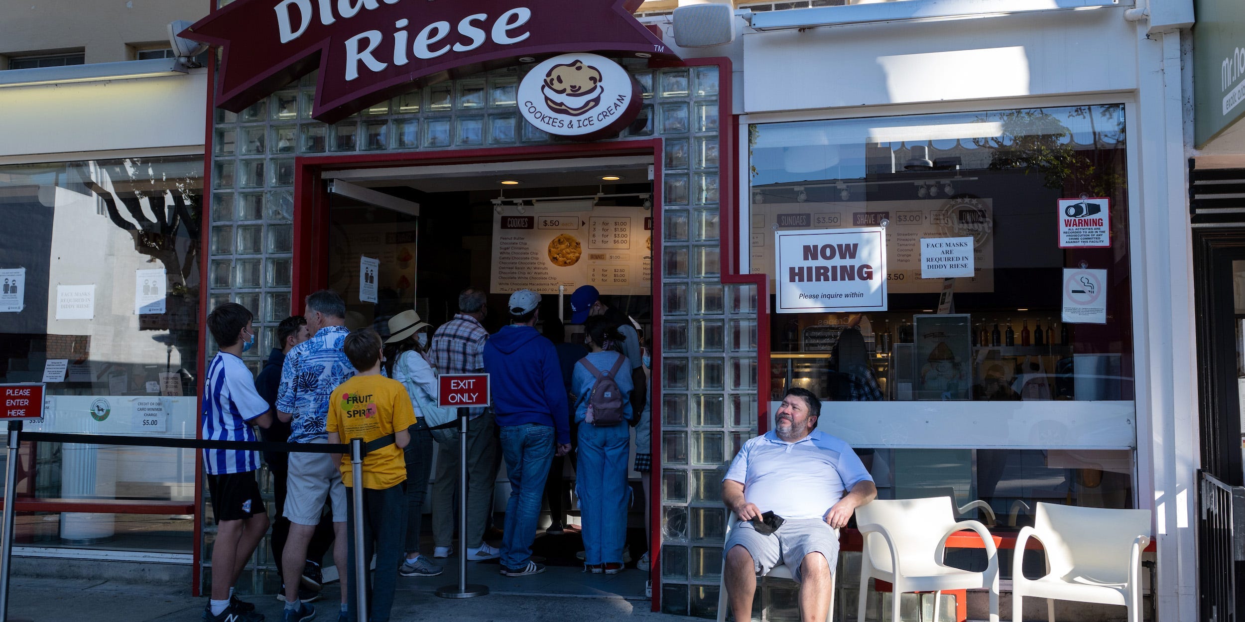 Now Hiring sign Diddy Riese