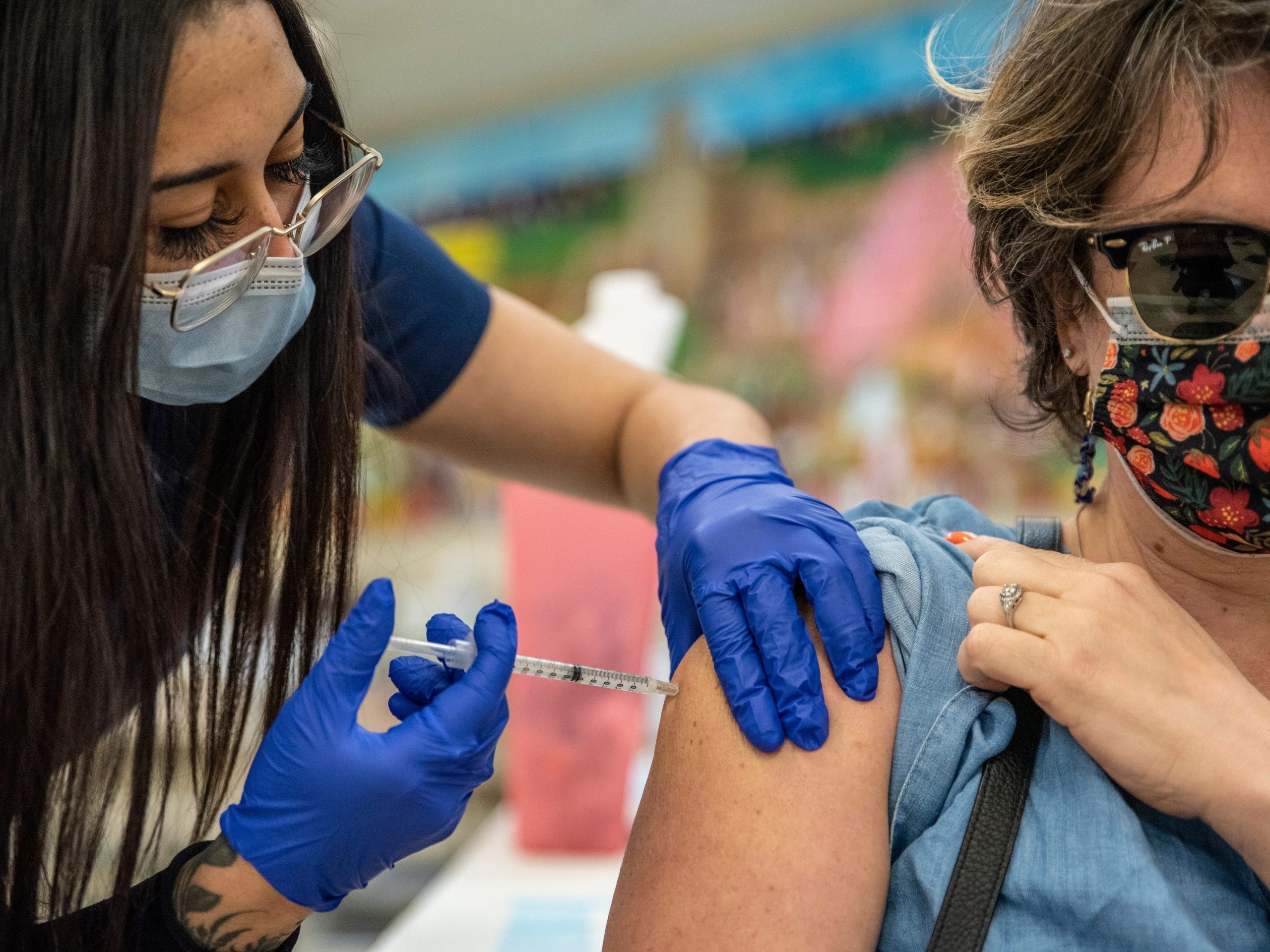 Vrouw krijgt haar tweede Moderna COVID-19 vaccin op 29 maart 2021.