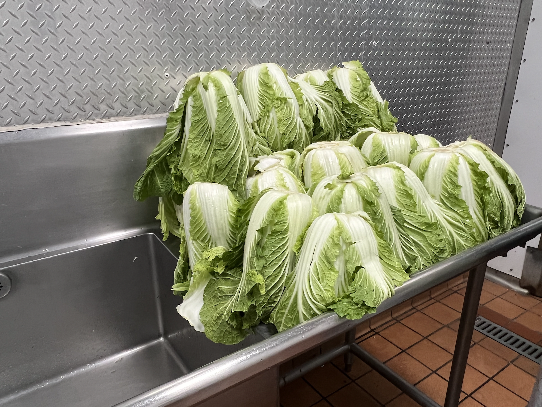 There are employees specifically tasked with washing produce.